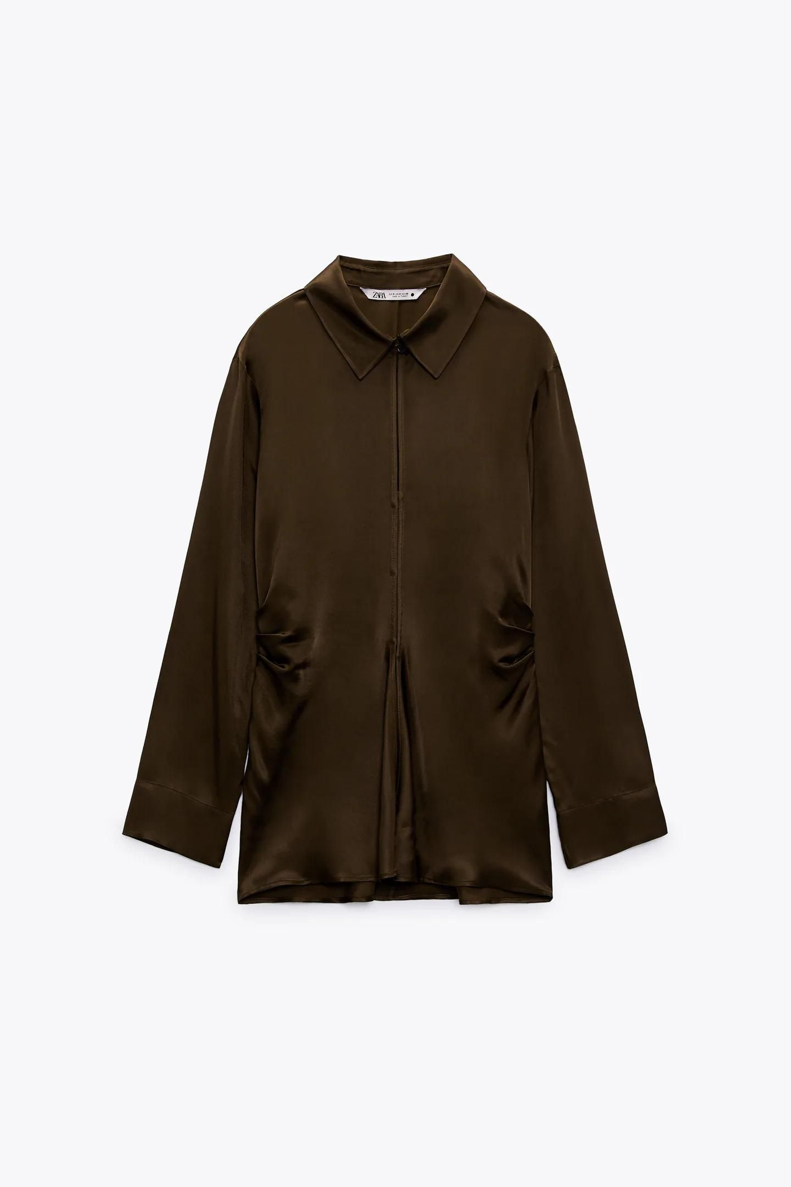 Blusa satinada de color marrón de Zara.