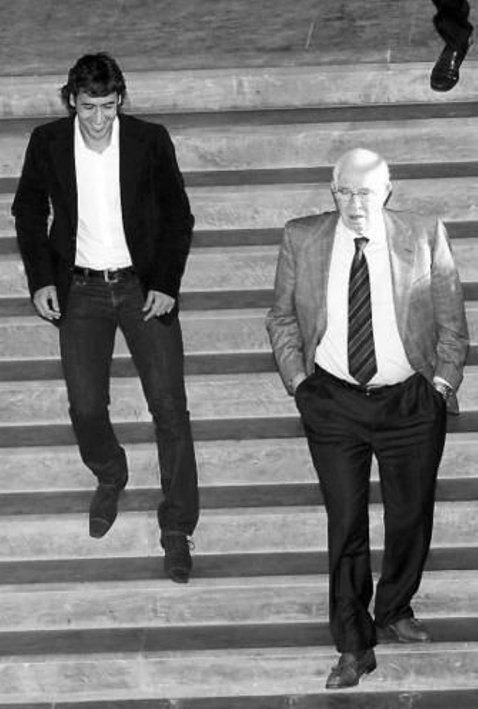 Raúl ríe una ocurrencia de Luis Aragonés en la Ciudad del Fútbol.