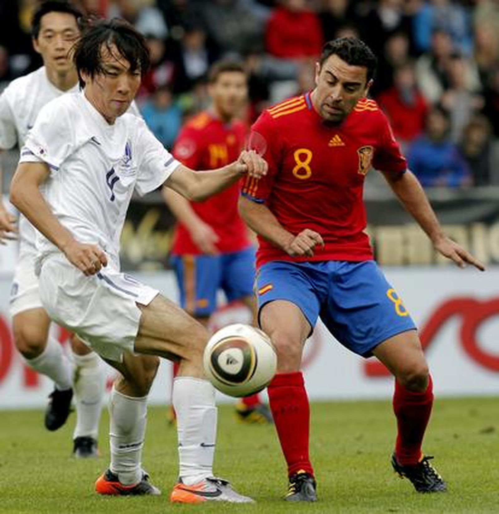 España sufre para superar a Corea en su penúltimo amistoso antes de viajar a Sudáfrica. / EFE