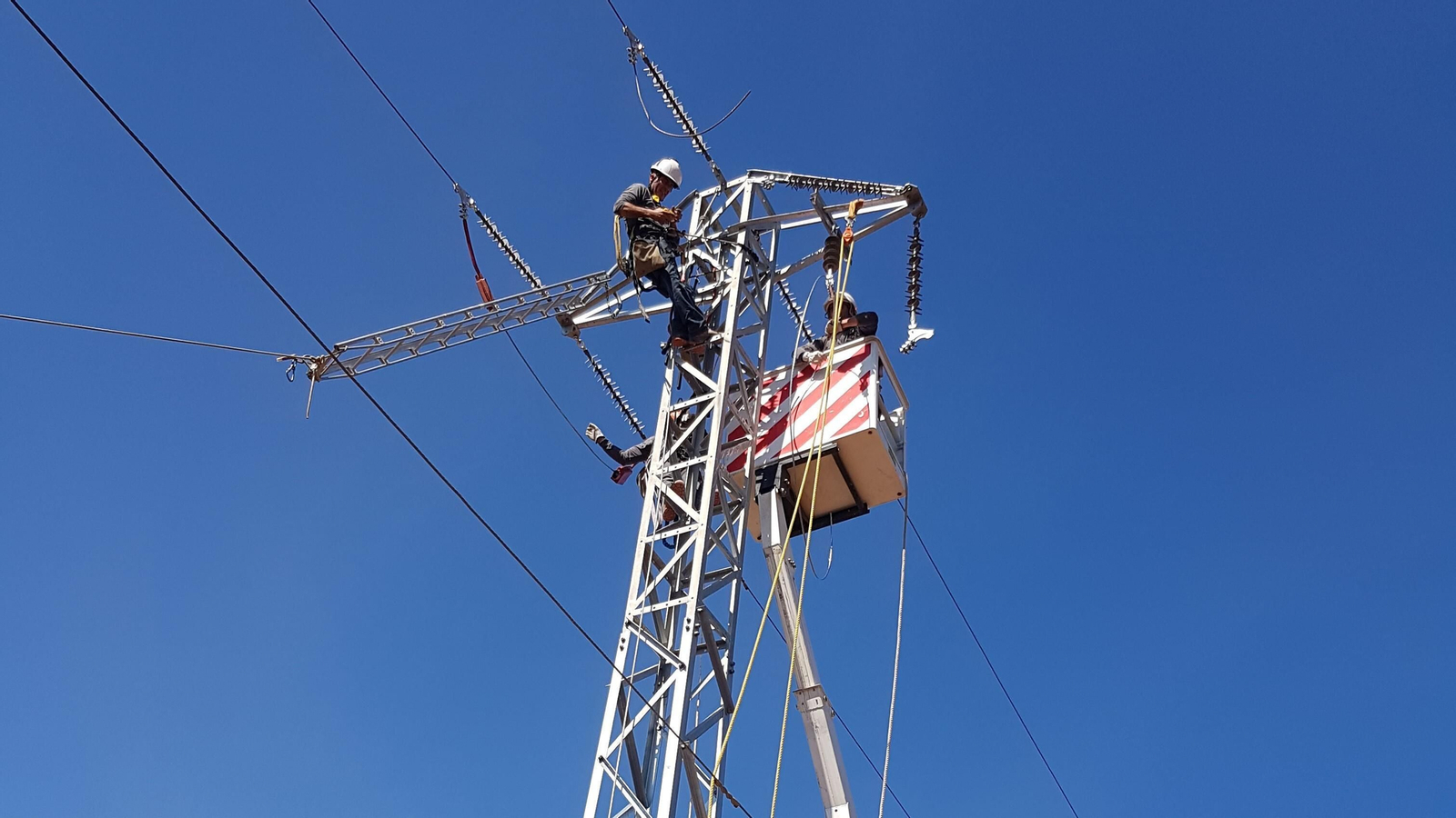Dos operarios realizan una intervención en una línea eléctrica. Dos operarios realizan una intervención en una línea eléctrica.