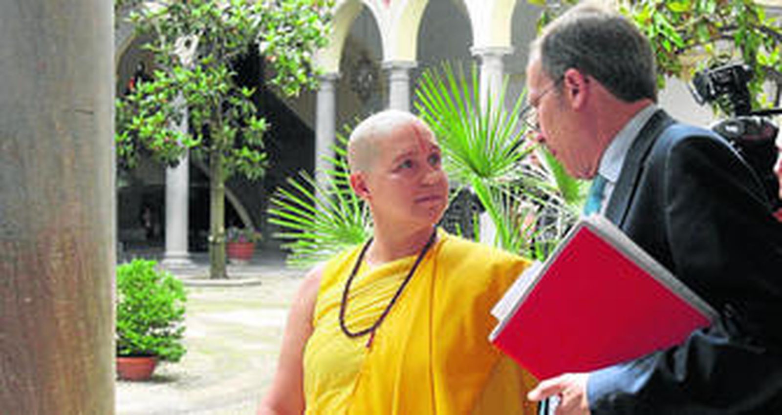 Tara Shakti, vicepresidenta de la comunidad hinduísta Vadika Pratisthana de Granada, ayer, junto a