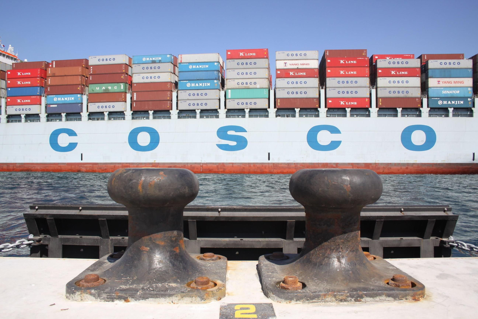 Un buque de Cosco, a su llegada al puerto de Algeciras.