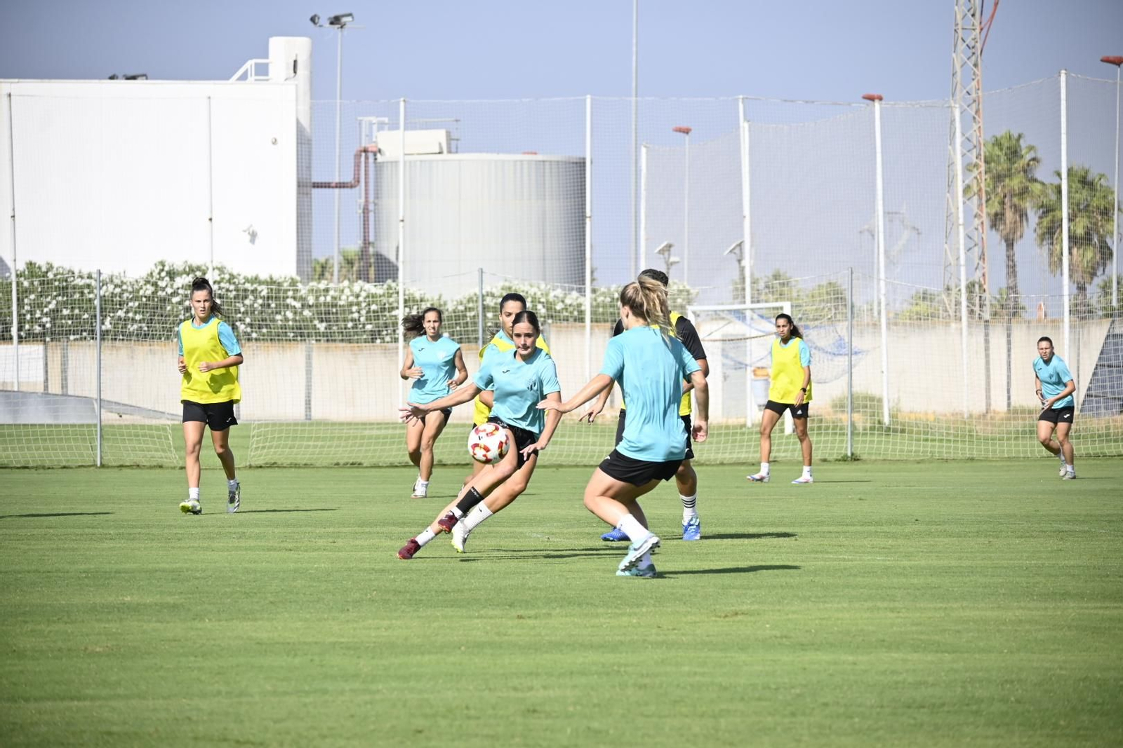 Entrenamiento del Sporting de Huelva a puertas abiertas, en imágenes
