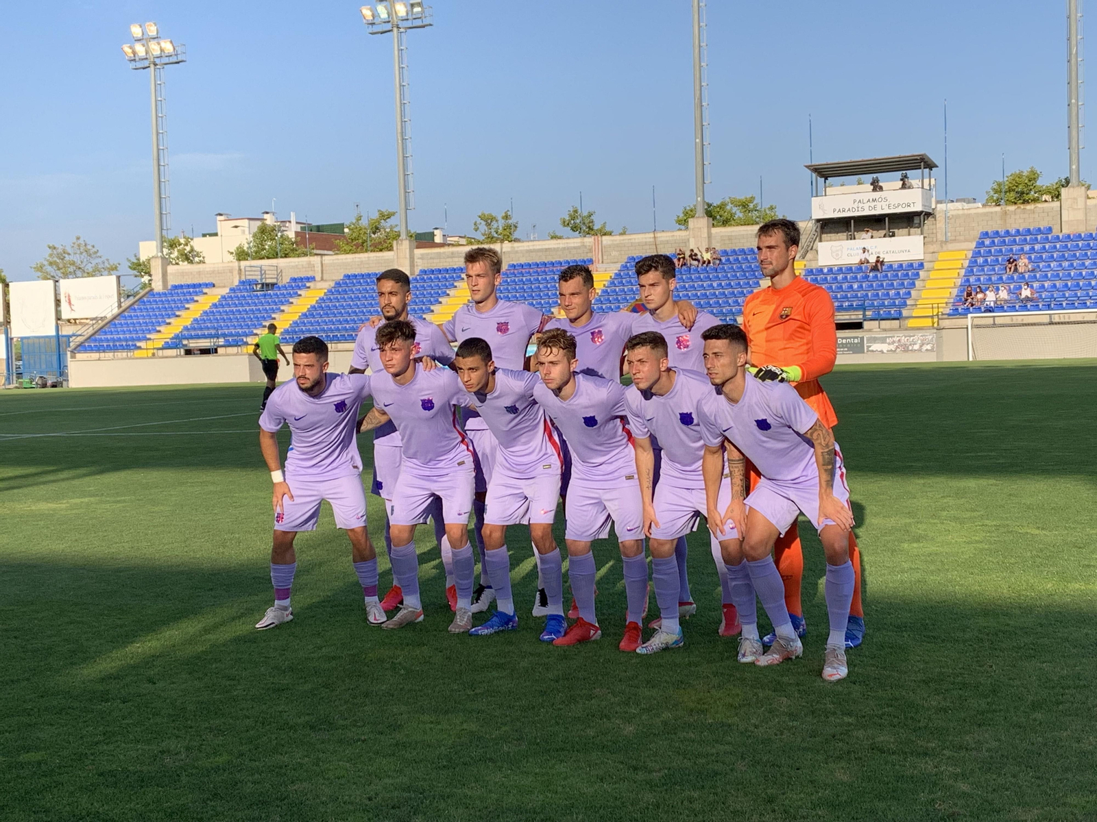 El once del Barcelona B en el duelo ante el Costa Brava.