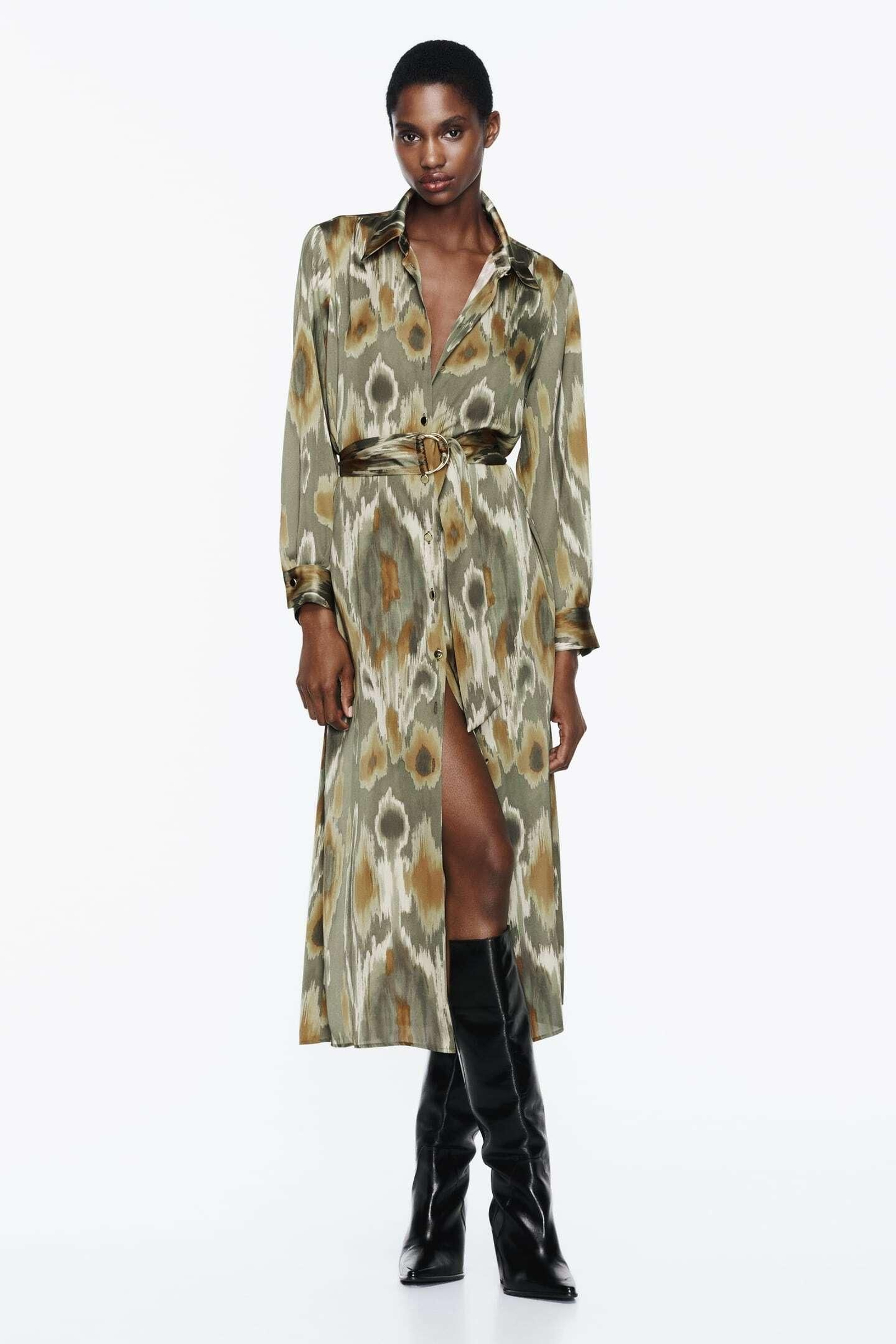 AA Vestido estampado con cinturón de Zara.