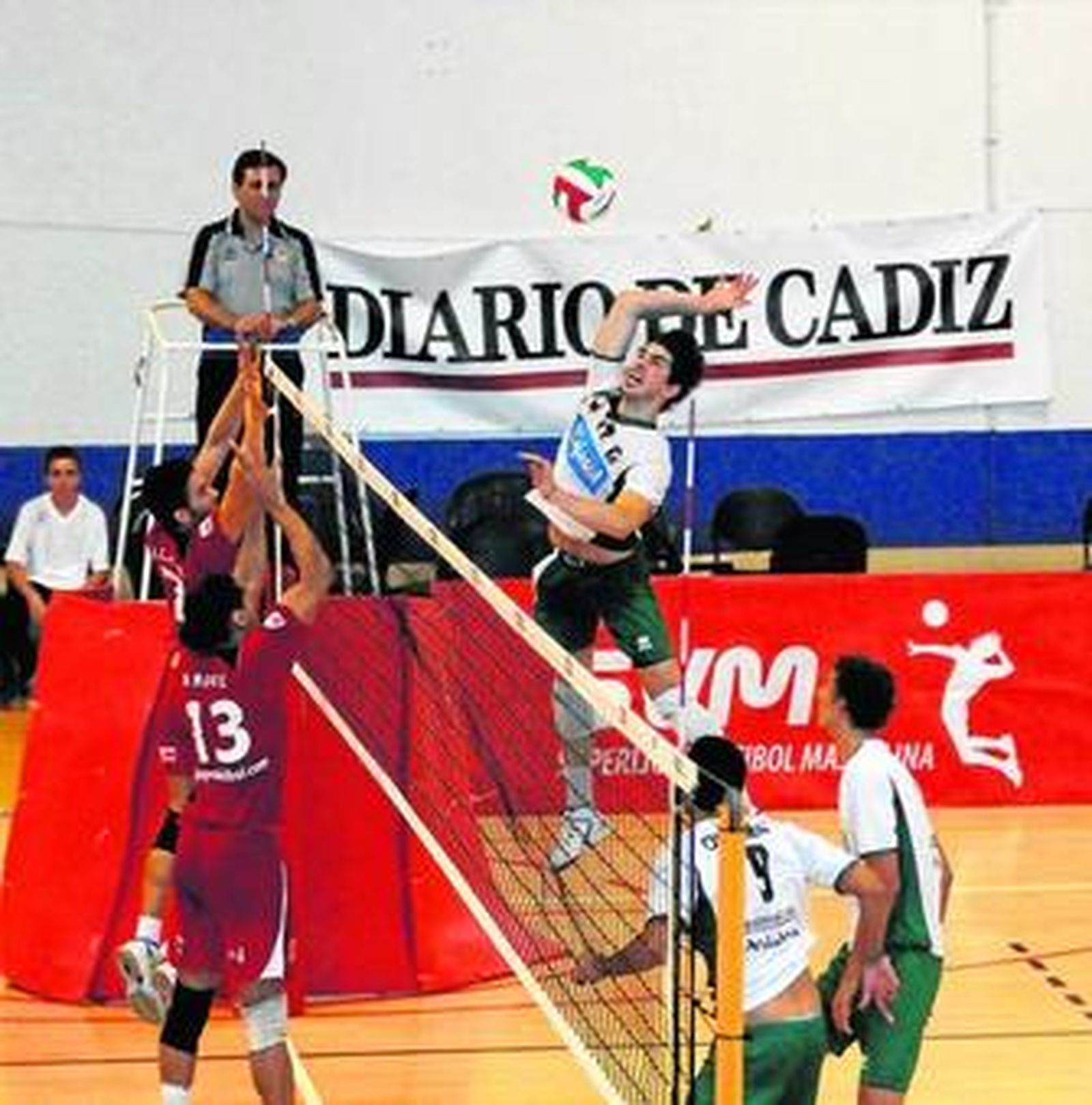 El central Nico Oroz remata en un partido del Cajasol Puerto Real.