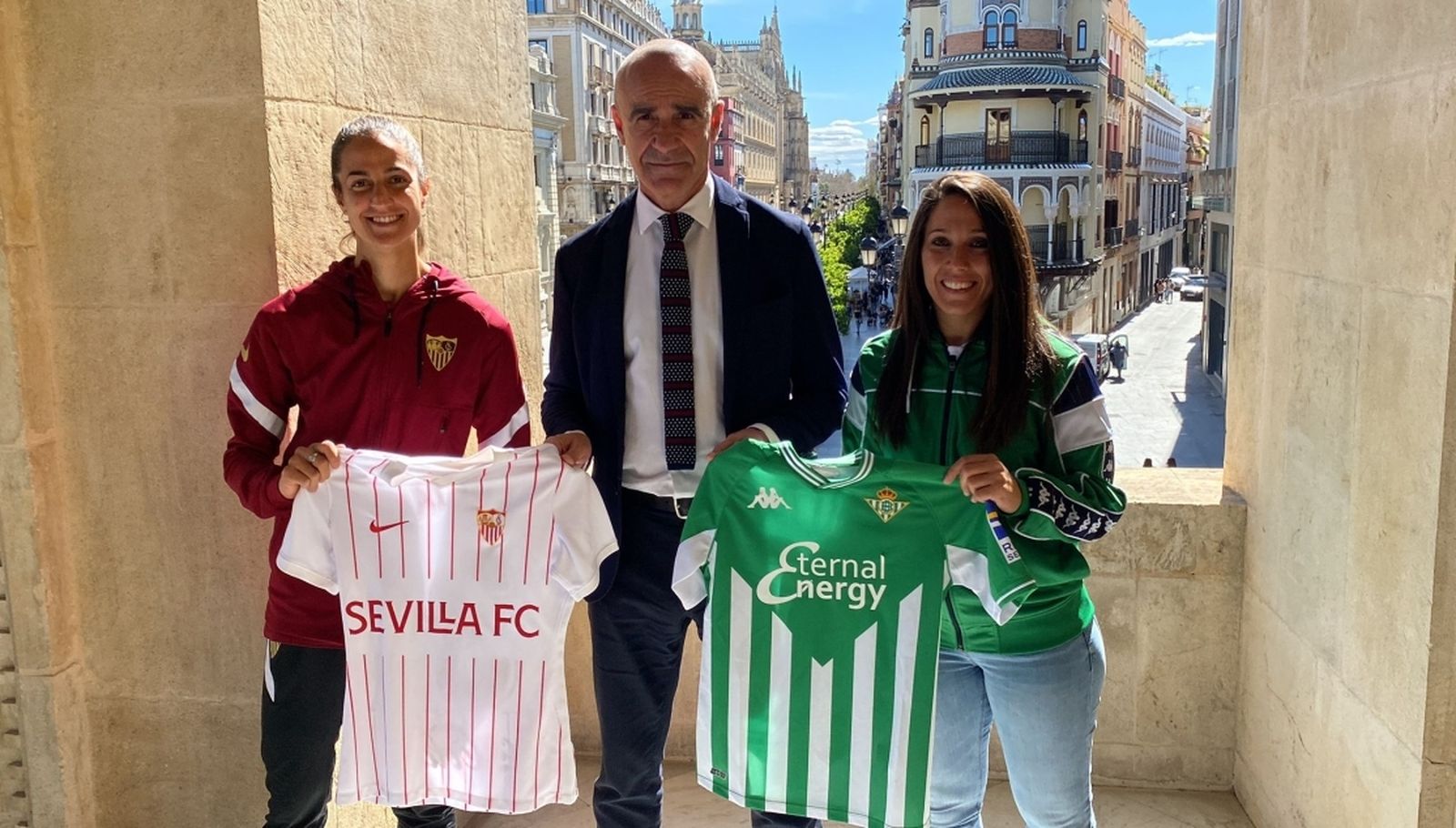 Antonio Muñoz, alcalde de Sevilla, posa con Lucía Ramírez y Mari Paz Vila.