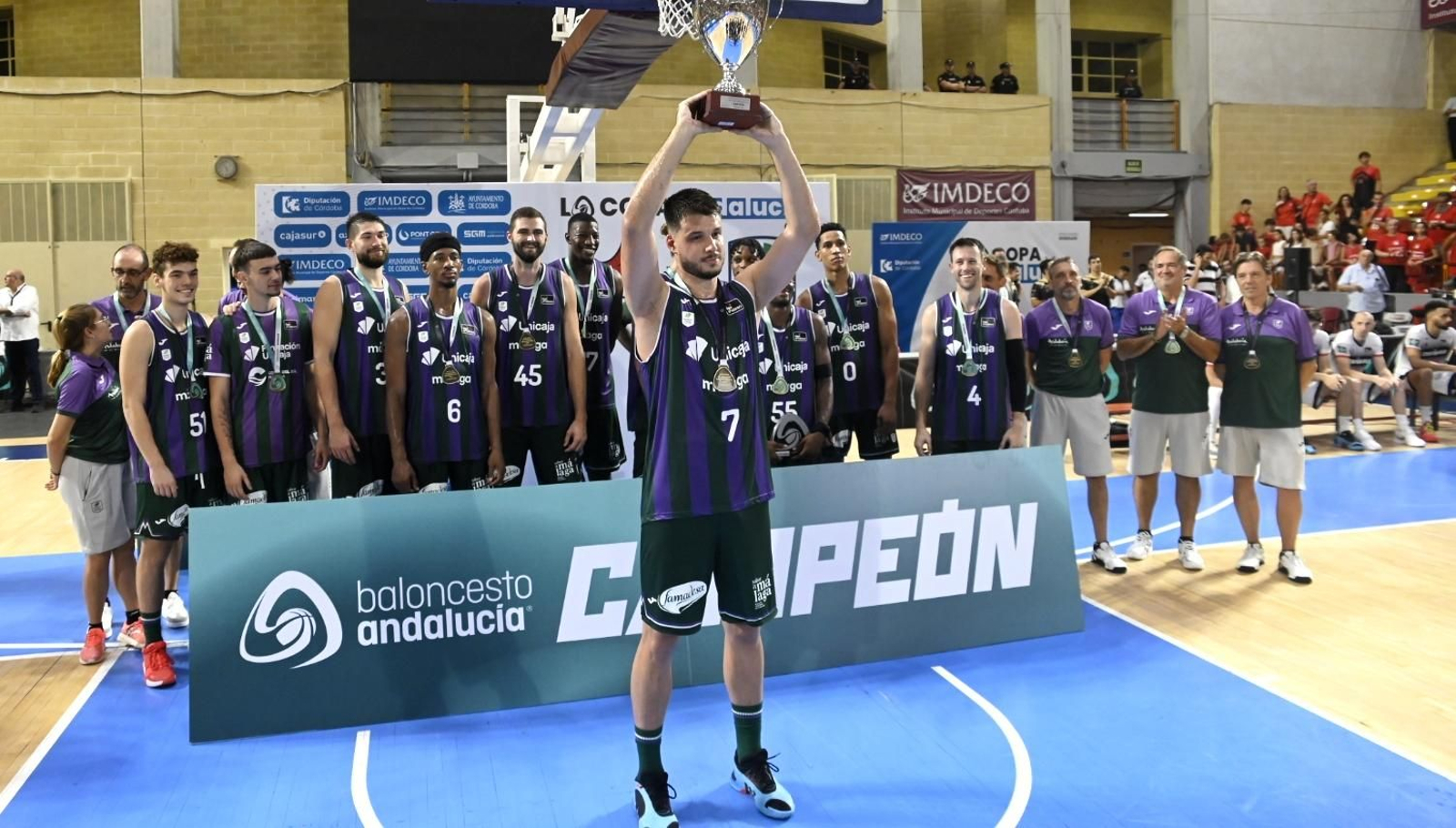 Los jugadores de Unicaja celebran la victoria en Córdoba.