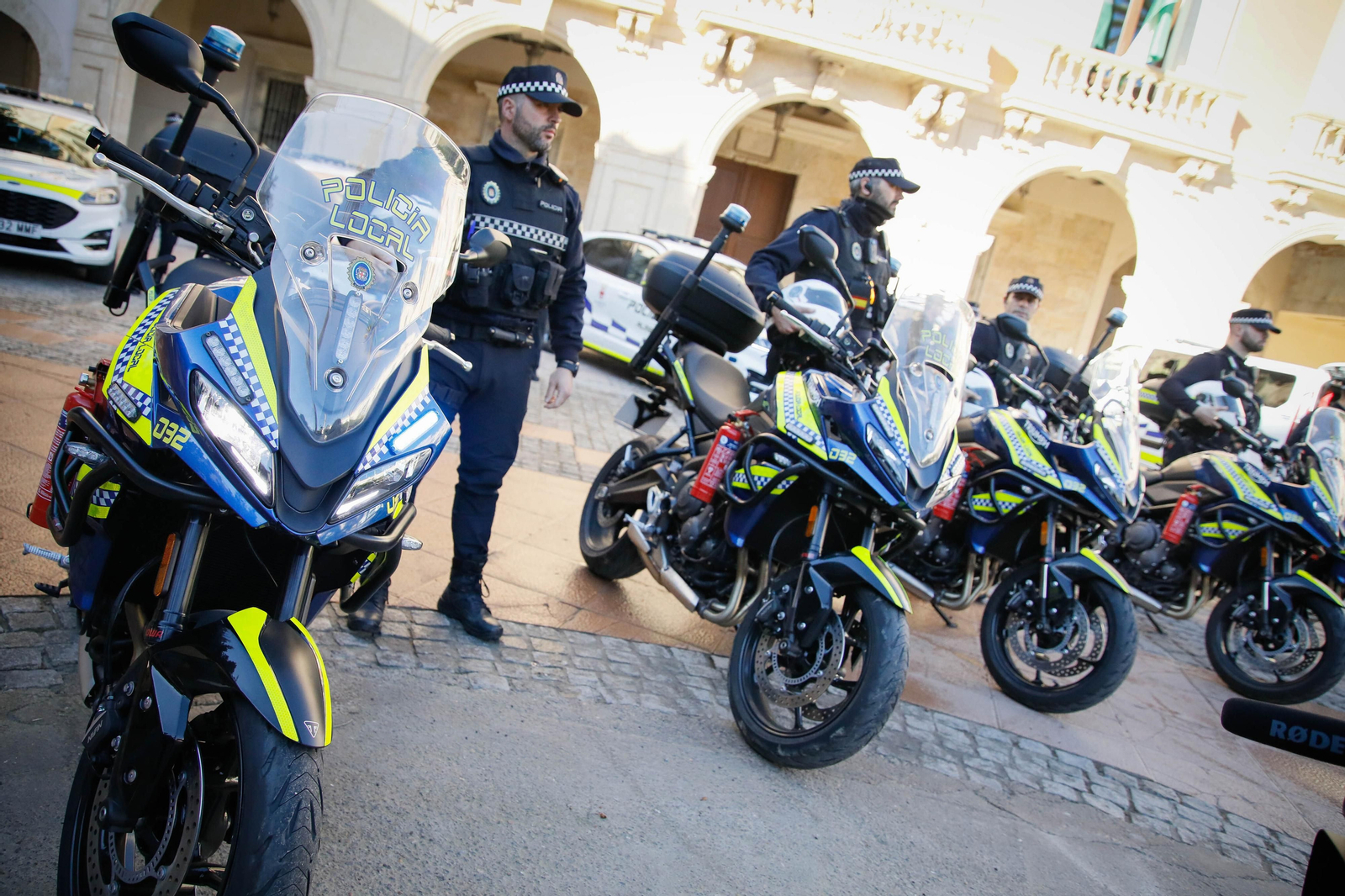 Presentación vehículos y motos policía local en imágenes