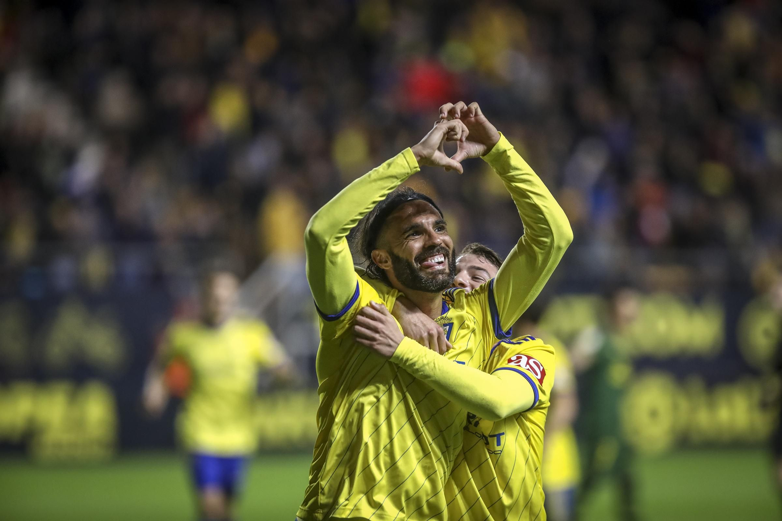 Sergio Sánchez celebra un gol con el Cádiz.