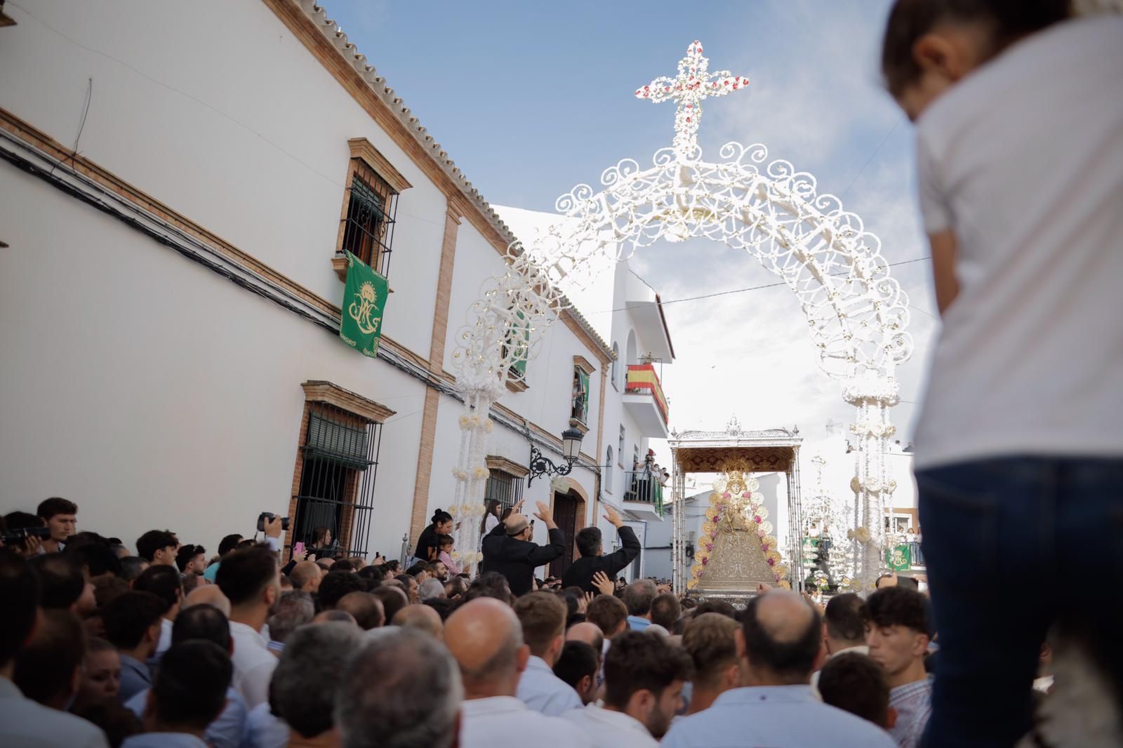 La Virgen del Rocío avanza por las calles de Almonte, en imágenes