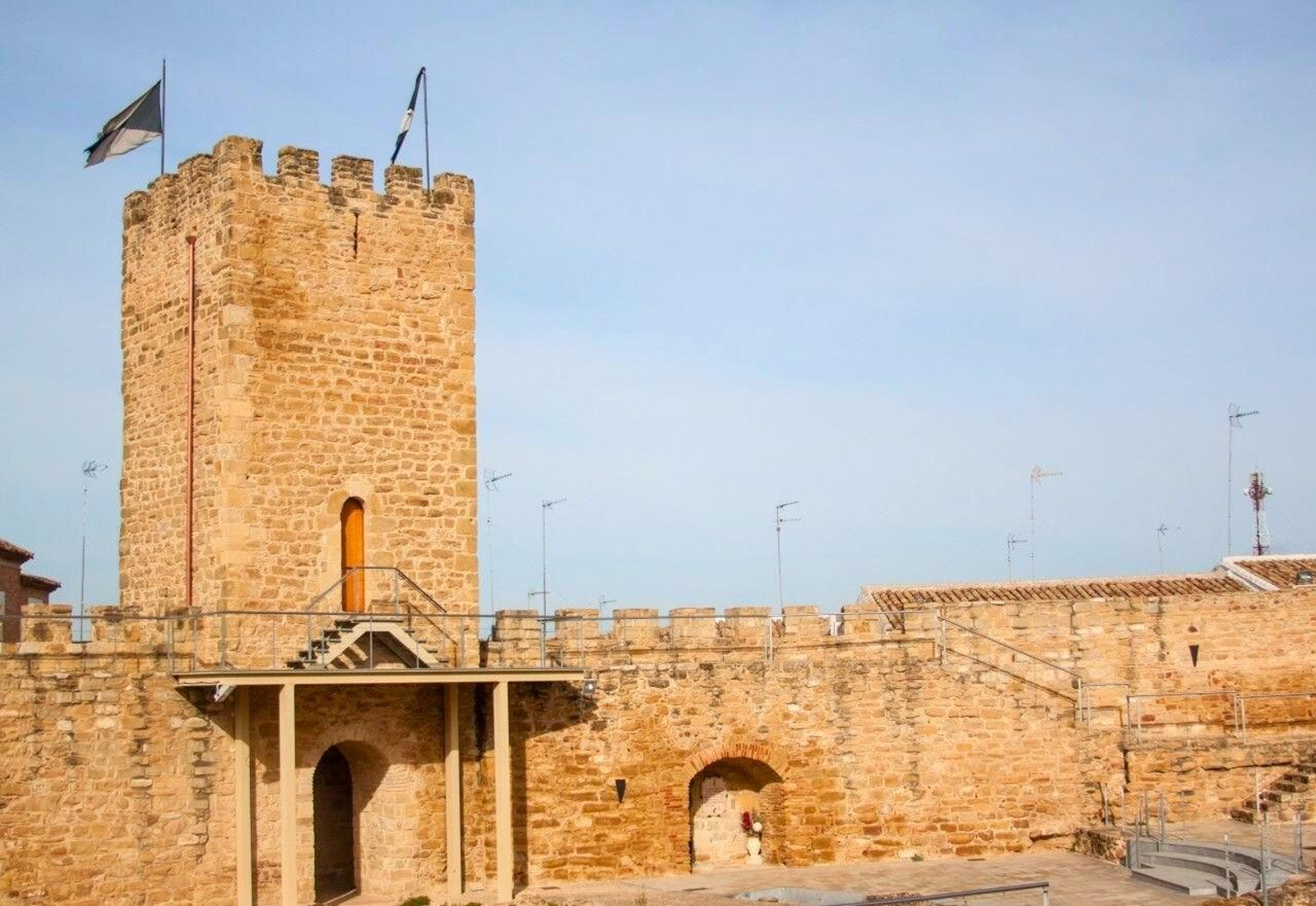 El Castillo de Lopera se encuentra en mitad del casco histórico del municipio jiennense.