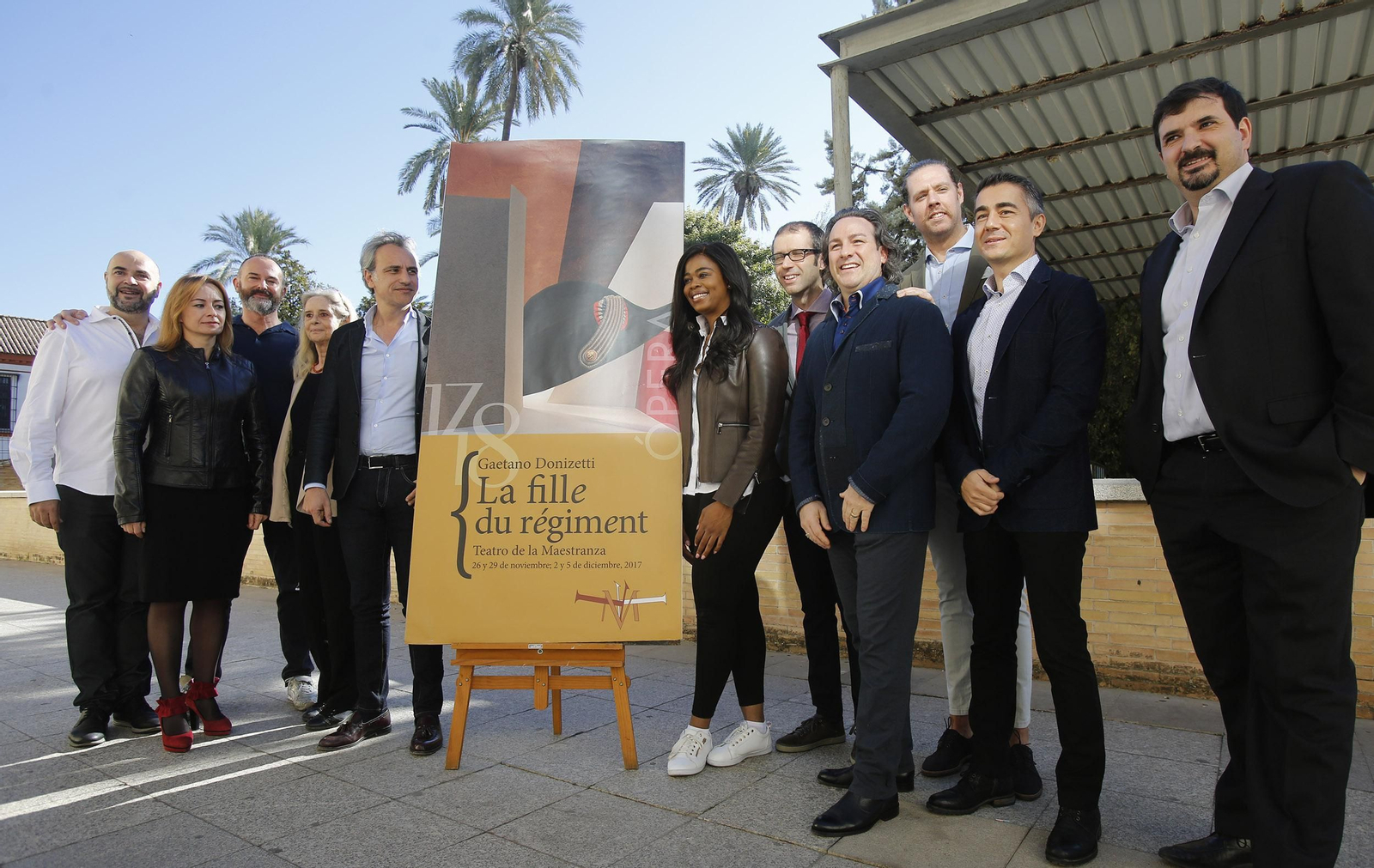 Foto de familia del elenco de esta ópera con Pedro Halffter, director artístico del Maestranza, y la soprano Pretty Yende junto al cartel.