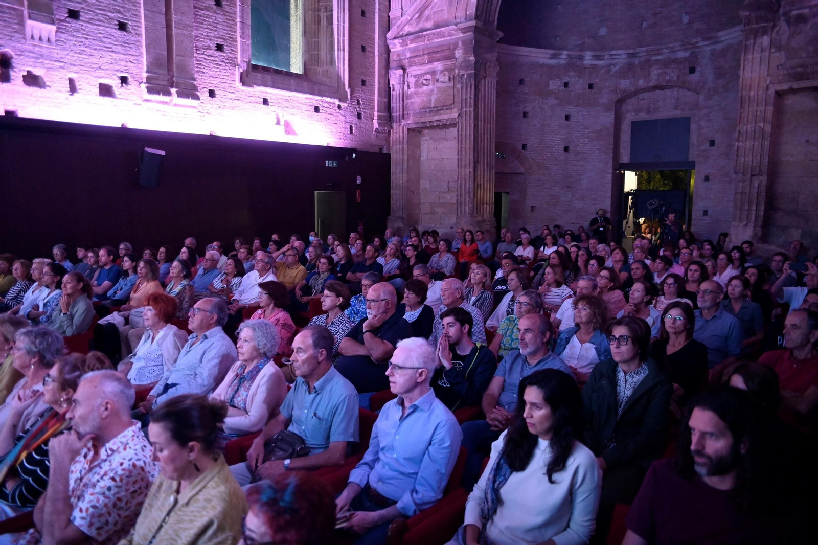 Asistentes a Cosmopoética 2025 en la sala Orive.
