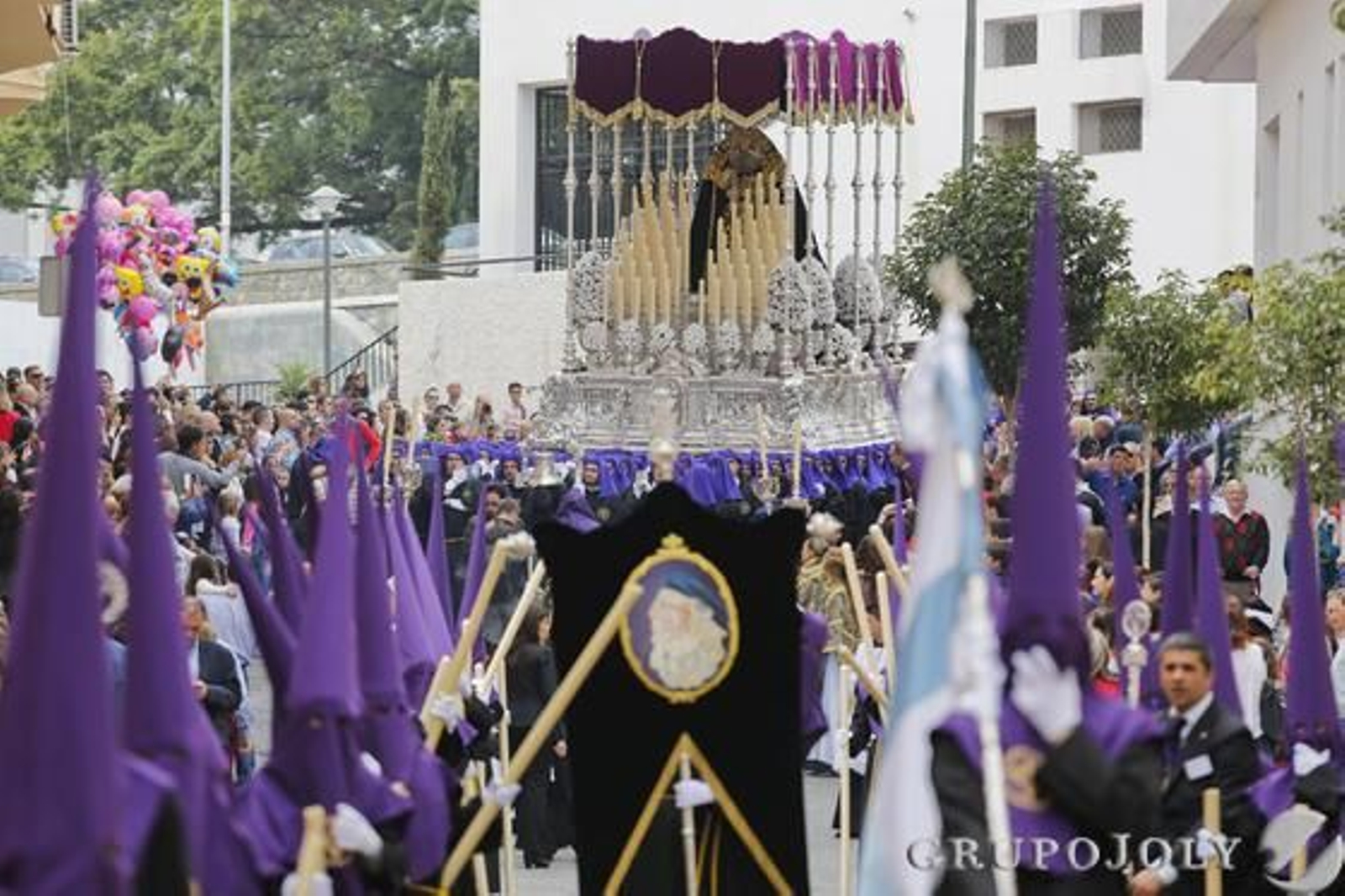 Crucifixión, Gitanos, Dolores del Puente, Pasión, Estudiantes y Cautivo protagonizaron una jornada en claroscuro./ Javier Albiñana