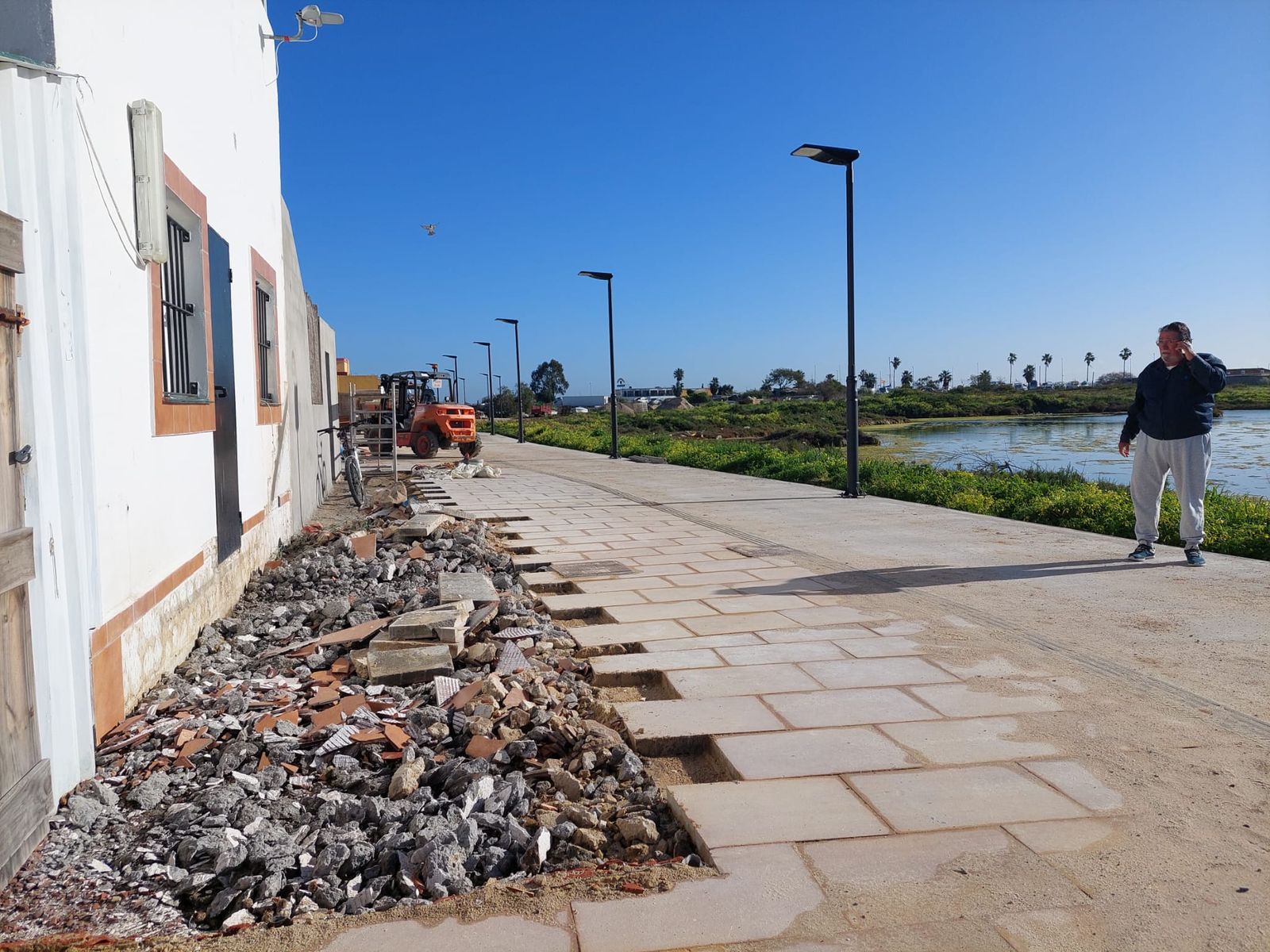 Algunos adoquines aún esperan ser colocados.