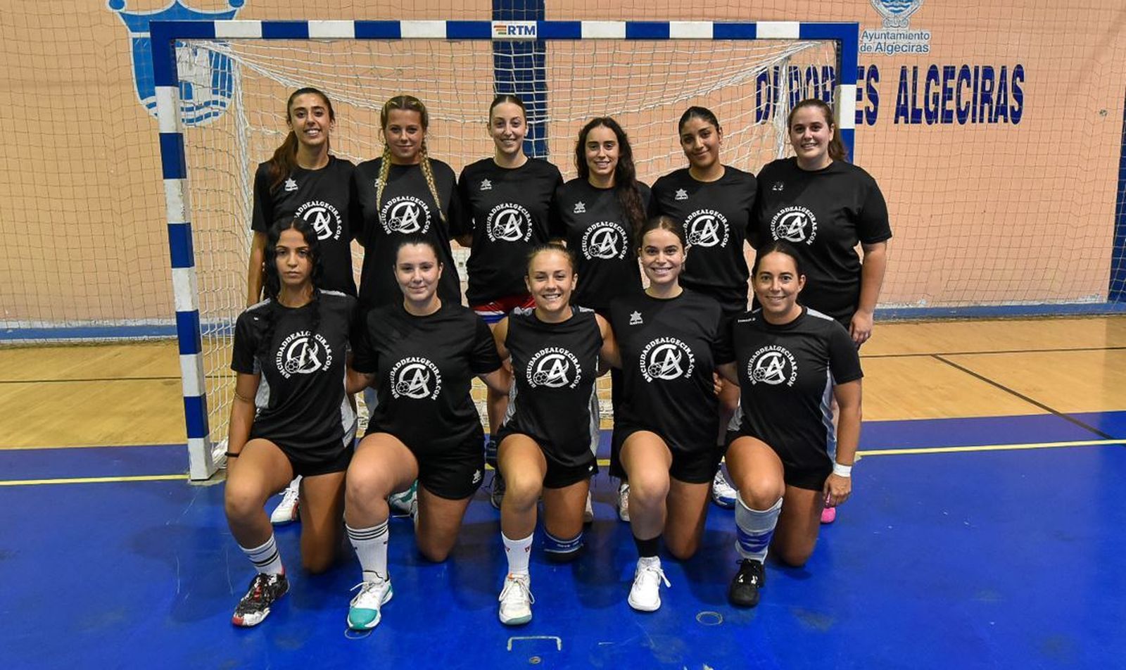 Las jugadoras del BM Ciudad de Algeciras, antes de un entrenamiento