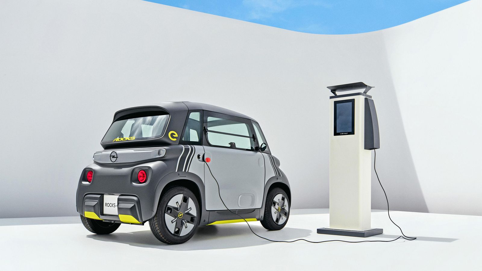 Puede cargarse en cualquier enchufe doméstico con una potencia de poco más de 1,2 kW, para lo que incorpora su propio cable.