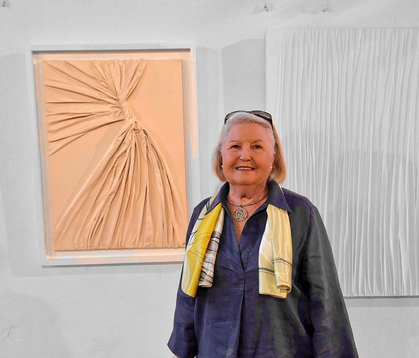 Feli Muñoz, junto a una de sus obras. Feli Muñoz, junto a una de sus obras.