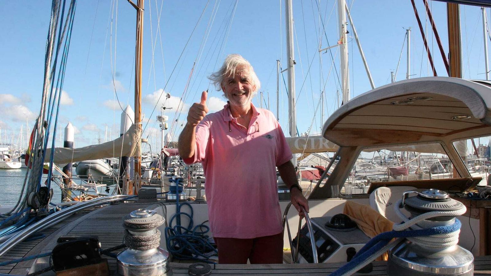 El navegante francés ha completado su travesía en solitario.