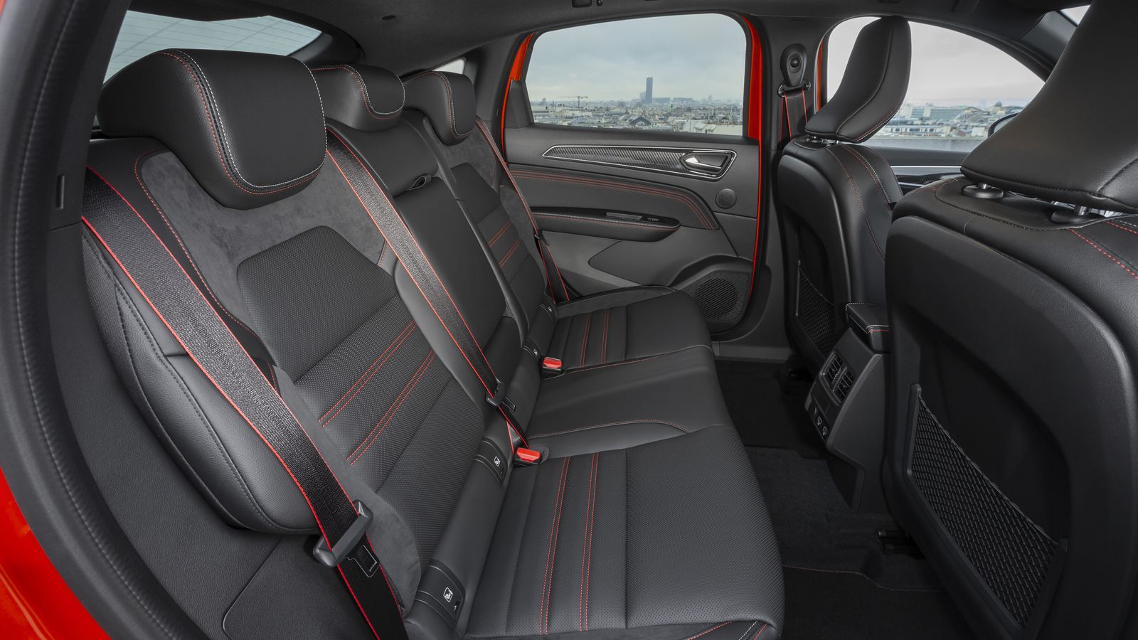 La cota de altura atrás es sobresaliente, la de anchura de aprobado y la longitudinal de "necesita mejorar" para estar al nivel del resto.