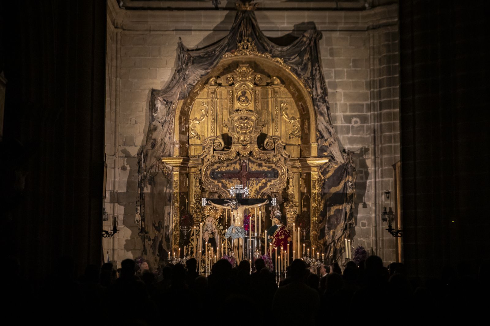 Así fue el viacrucis del Cristo de la Viga por el interior de la Catedral de Jerez