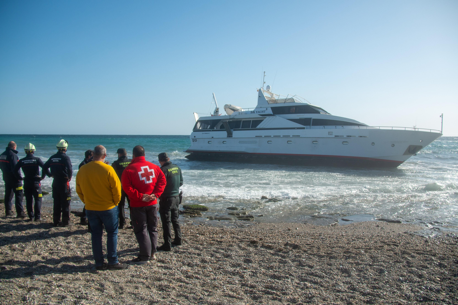 Así ha sido el rescate de los tripulantes de un yate encallado en una playa de la Costa de Granada