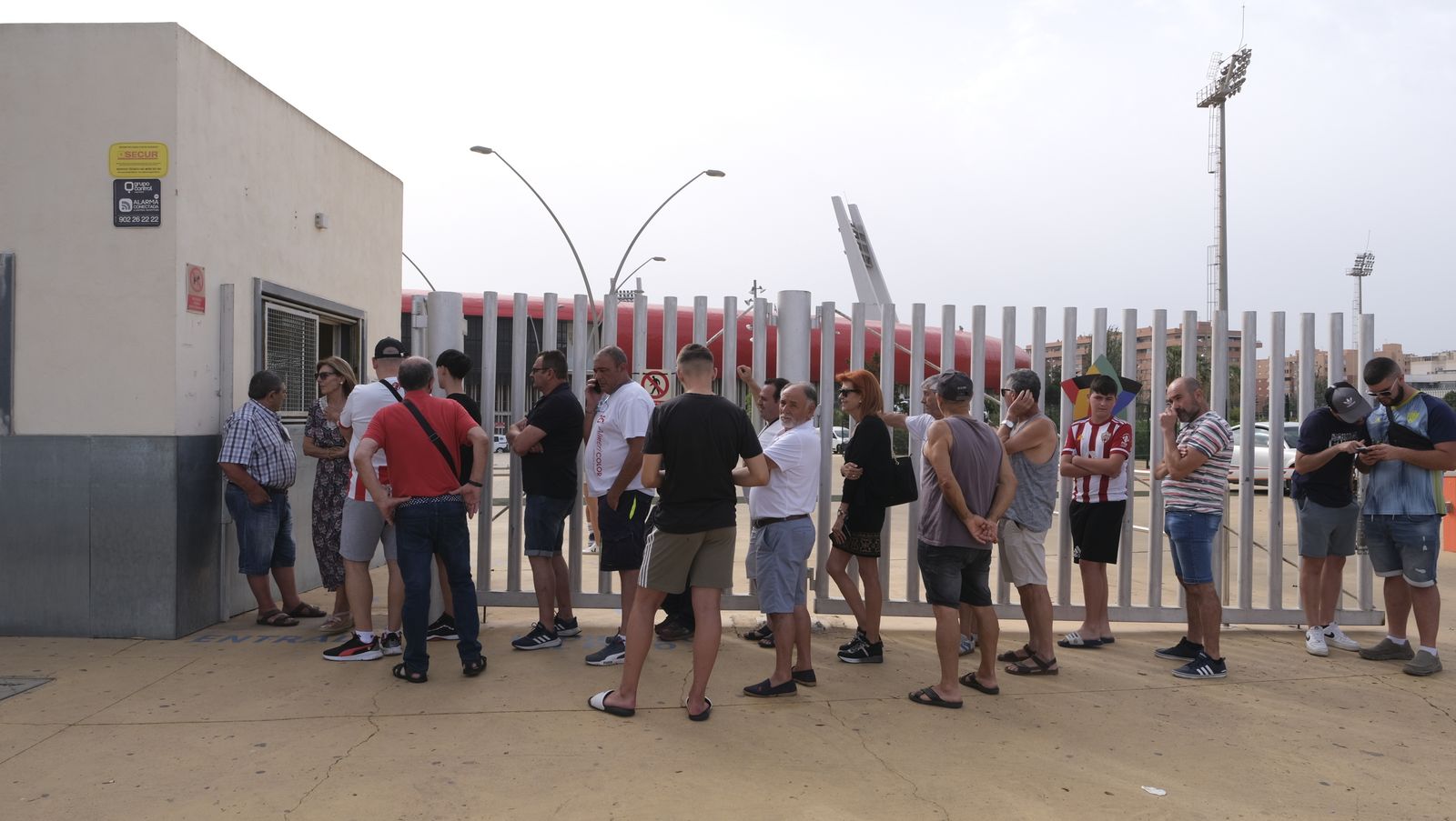 Imágenes de la renovación de los abonos de la U.D. Almería