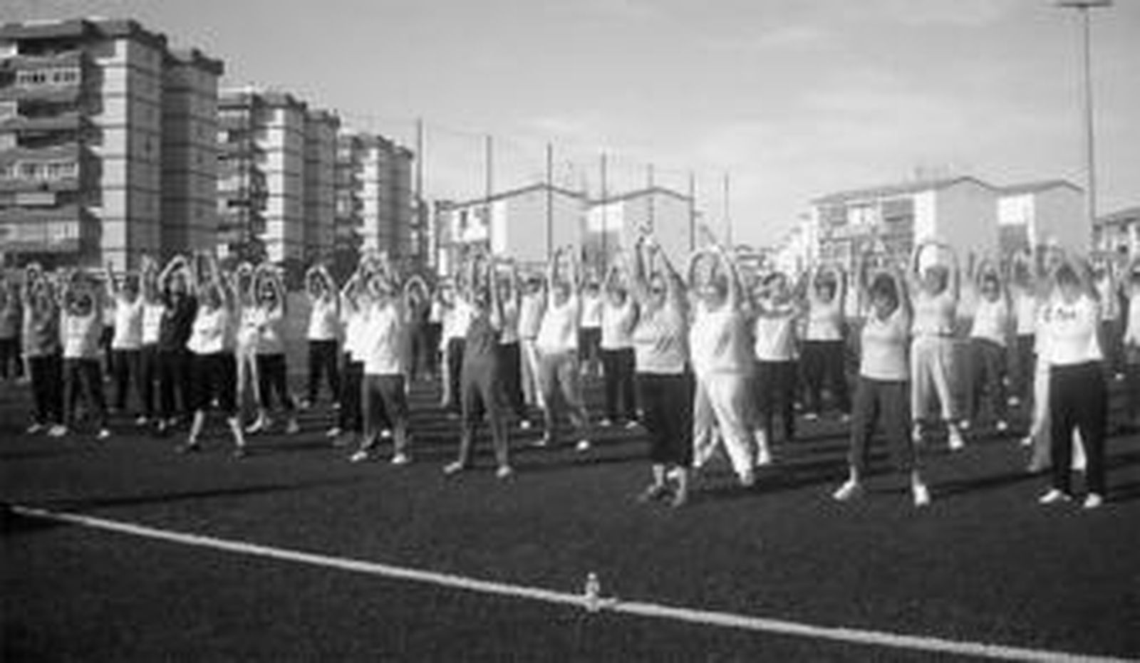 Decenas de mayores practican aeróbic en el estadio Elola de Fuengirola.