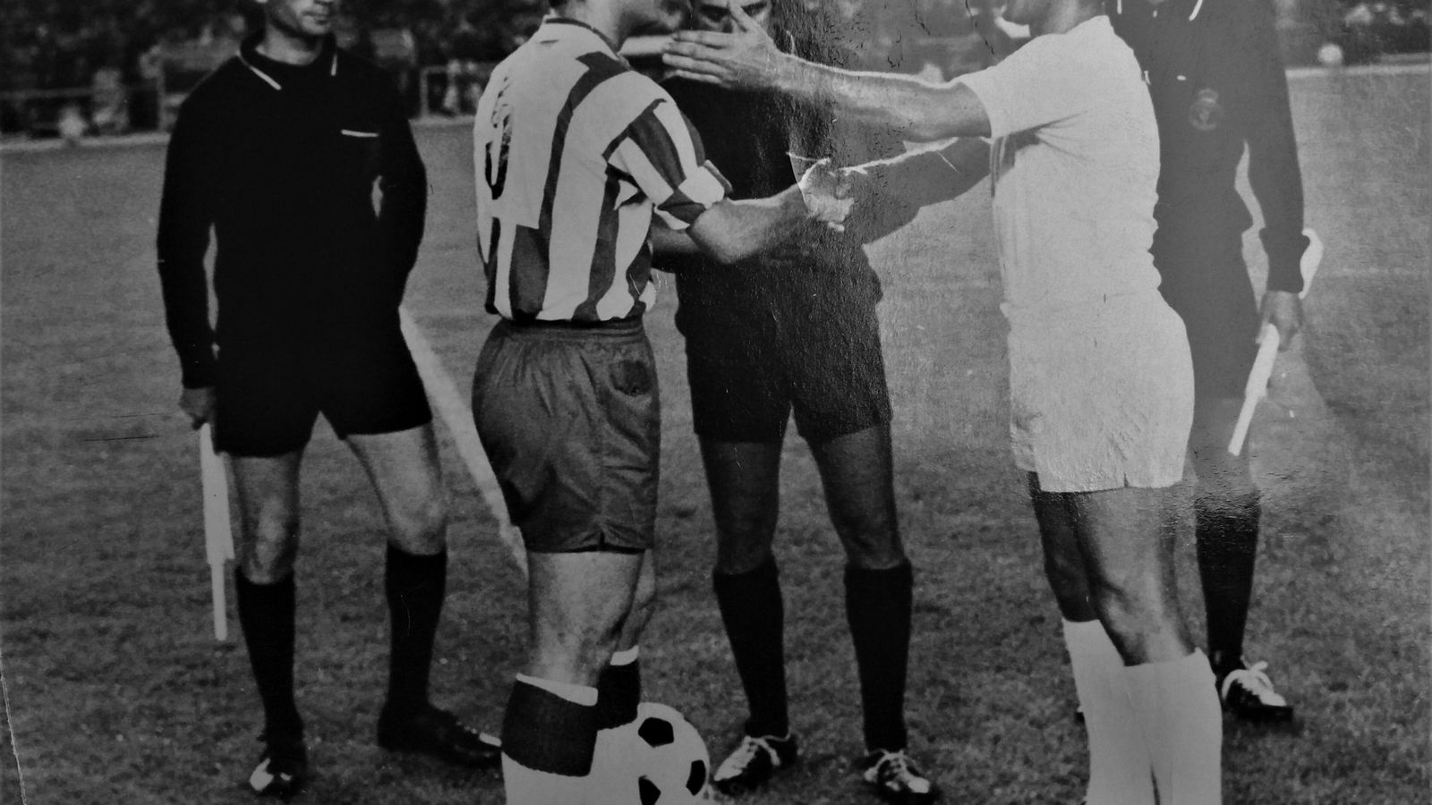 Saludando a Paco Gento al comienzo de un partido contra el Real Madrid