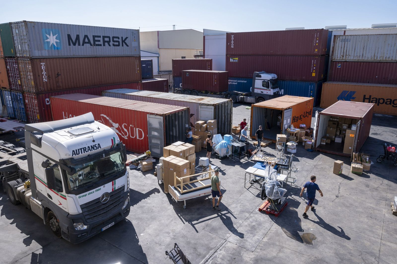 Miembros de una compañía colaboradora coordinados con otros de la asociación trabajan en el cargamento del material con destino a Camerún en el puerto de Algeciras.