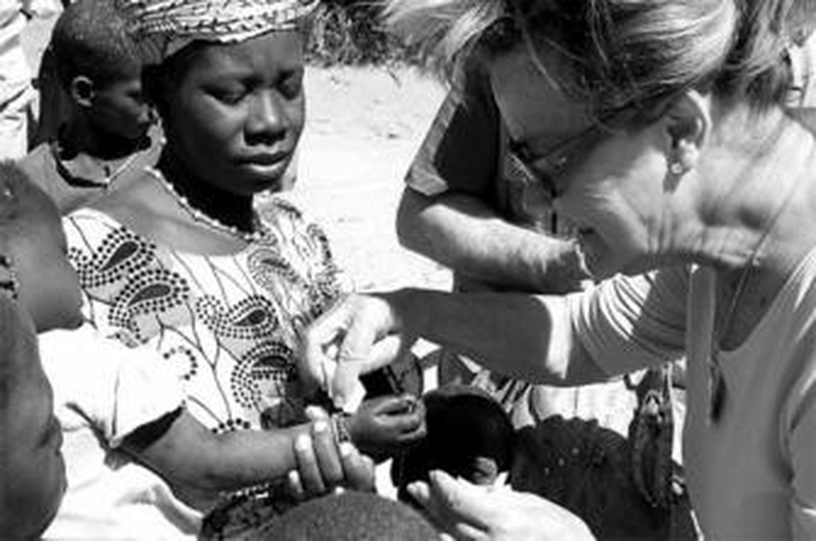 1. María Vicenta atiende, como enfermera de profesión que es, a una de las mujeres de los poblados que visitaron. 2. Dos pequeños naturales de Malí, en la puerta de una de las casas de su poblado. 3. Este niño representa la pobreza de este país africano, uno de los que peores condiciones de vida tiene en todo el continente. 4. Apenas hay instalaciones públicas en las 'calles' de estos poblados, como muestran estas canalizaciones.