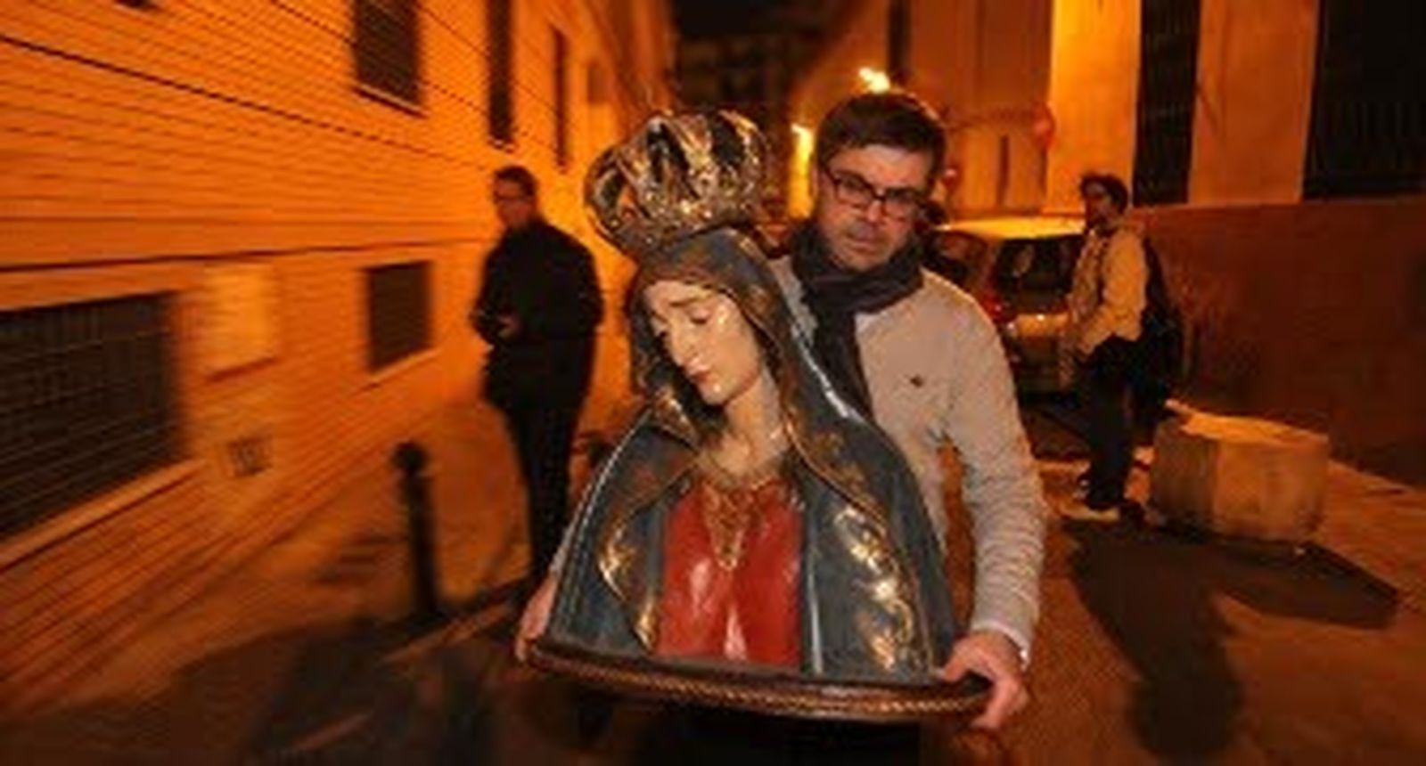 Un momento del desalojo urgente en la noche del pasado 11 de diciembre. / Juan Carlos Muñoz