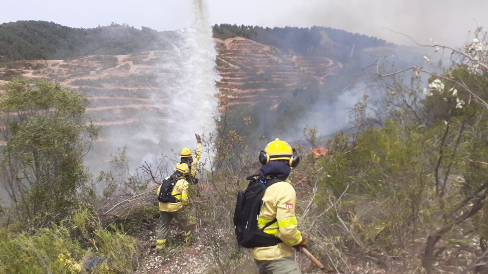 Efectivos del Infoca en el incendio forestal de Almonaster.