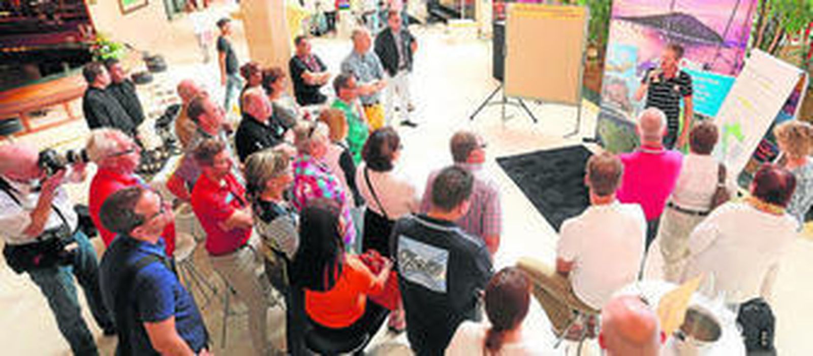 Agentes turísticos germanos, ayer en el establecimiento hotelero del Novo.