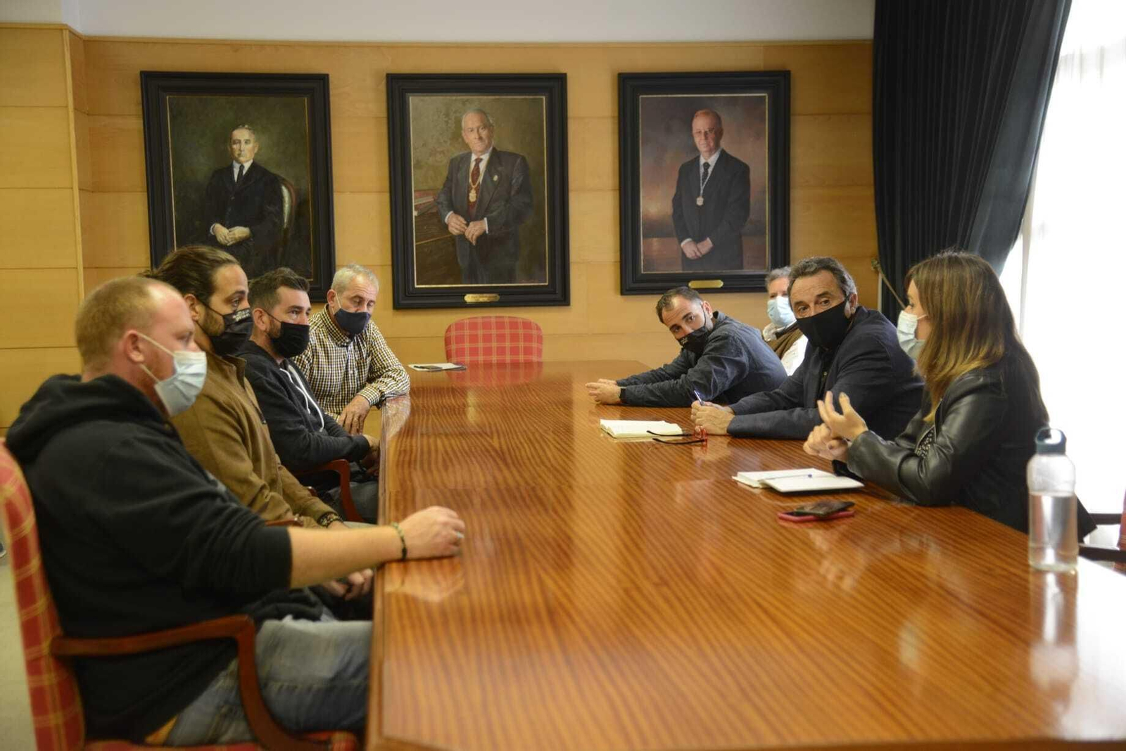 El alcalde de Torremolinos, José Ortiz (2º D.), en la reunión mantenida con los hoteleros.