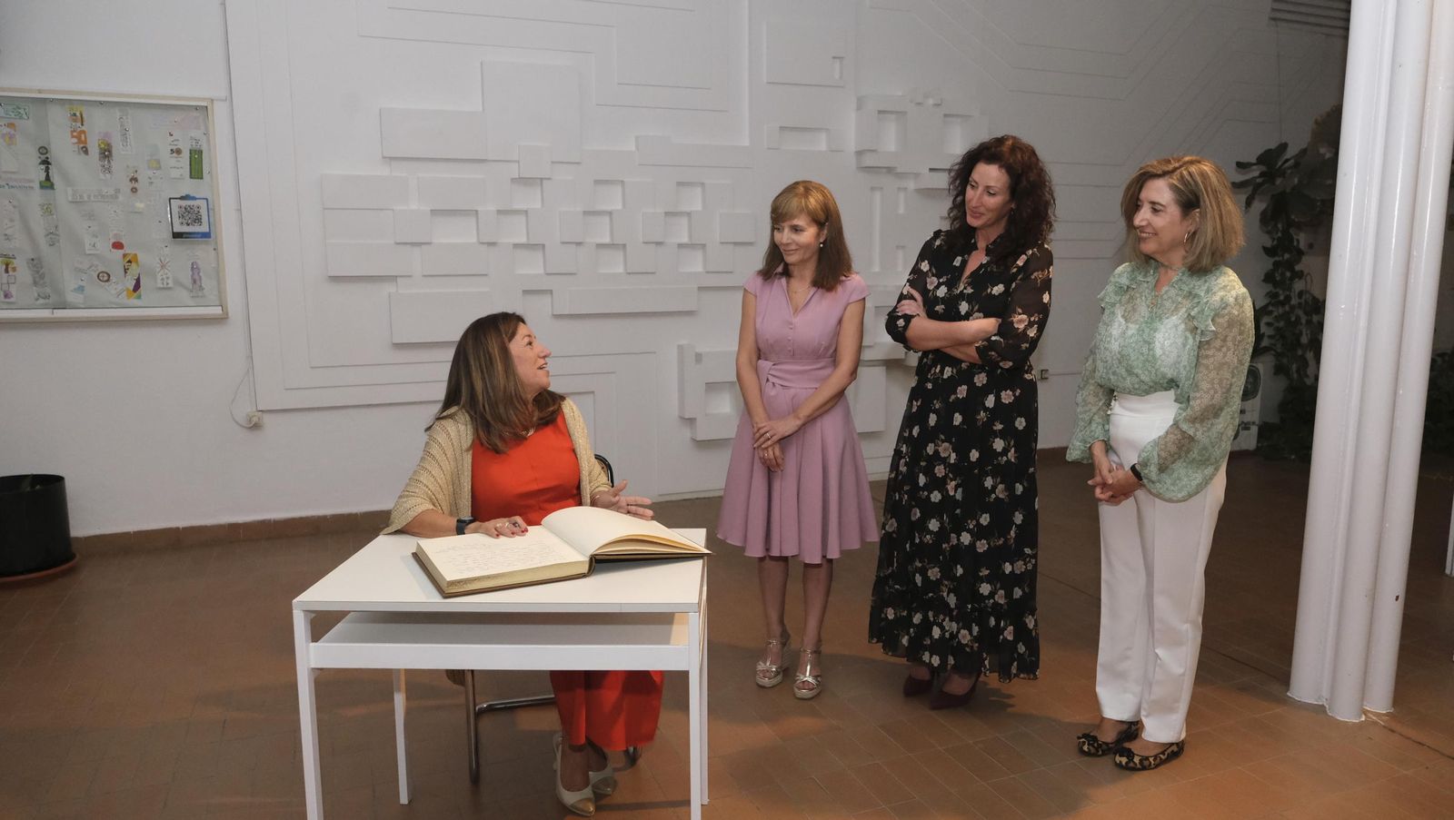 La consejera María del Carmen Castillo firma en el libro de honor del actual IES Sol de Portocarrero