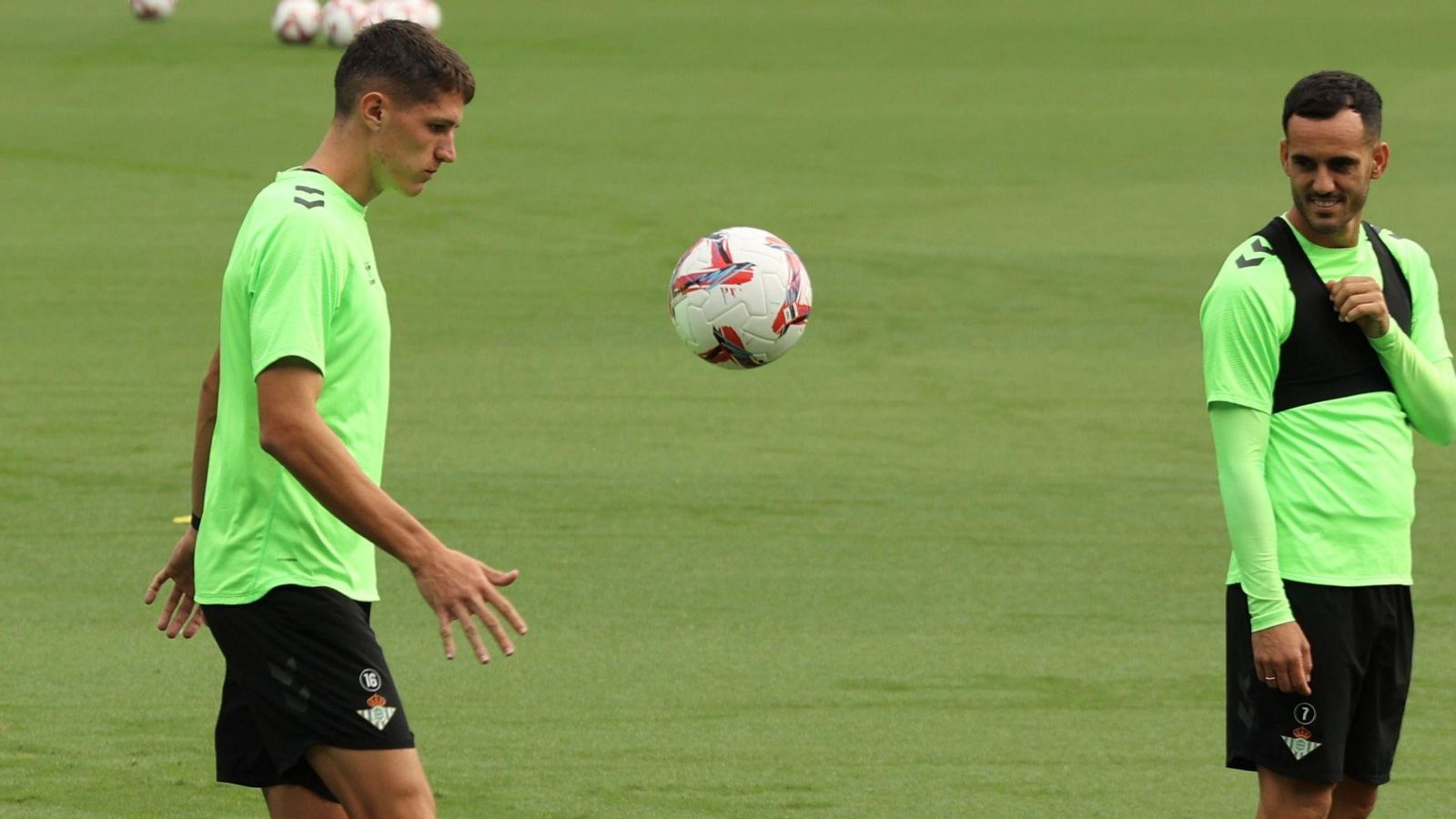 Juanmi observa Sergi Altimira durante un entrenamiento.