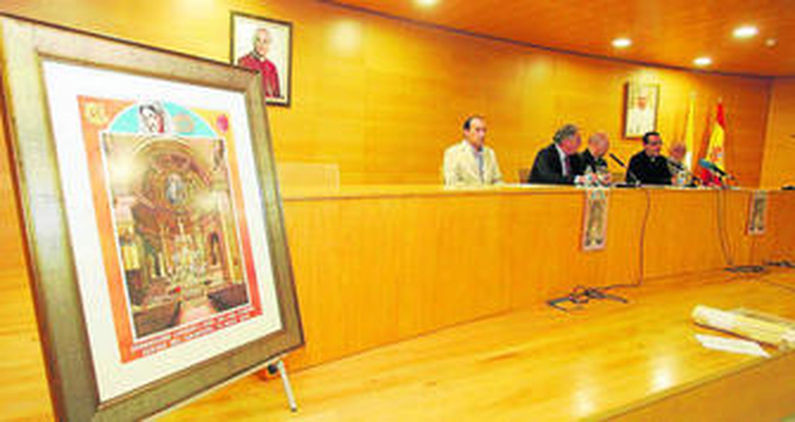 En primer plano, el cartel de la Coronación que es una pintura de José Antonio Canteras.