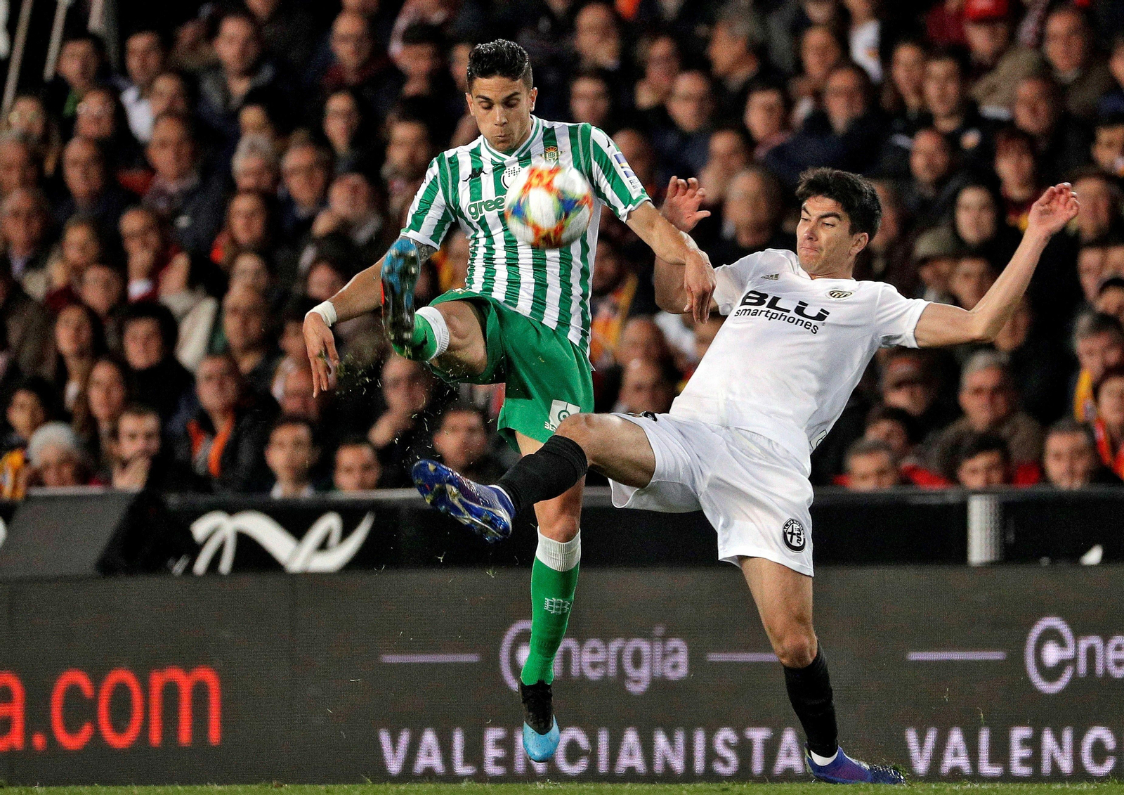 Bartra se adelanta a Carlos Soler.