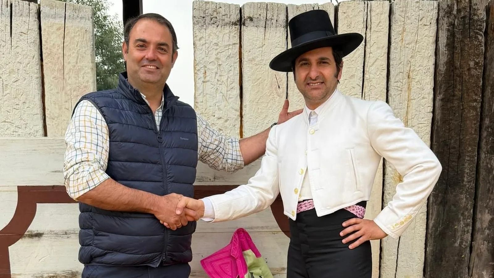 Morante estrecha la mano del empresario Carlos Zúñiga, con el que se ha comprometido cuatro tardes en El Puerto.