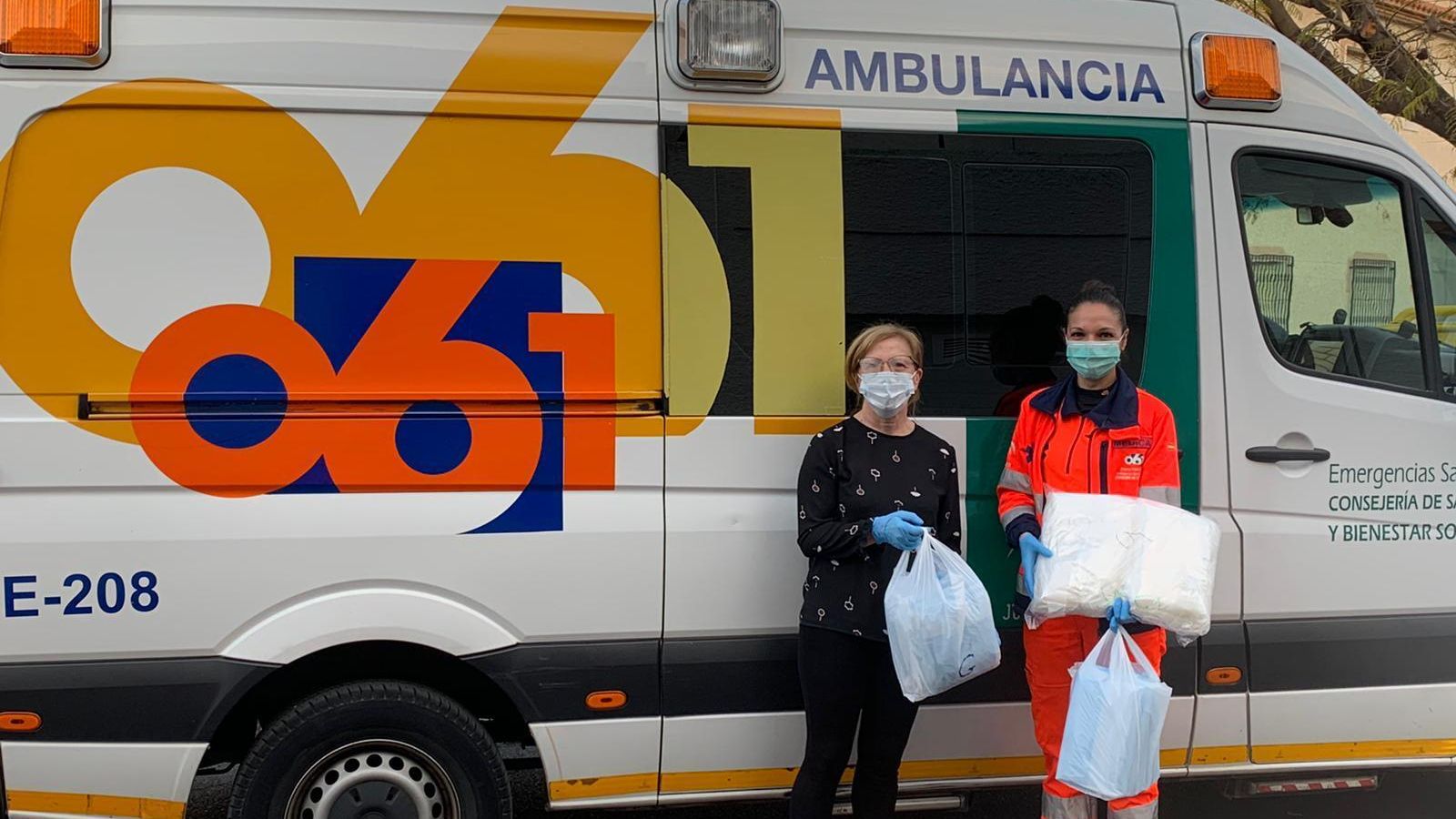 Reparto de batas al personal sanitario desde Berja