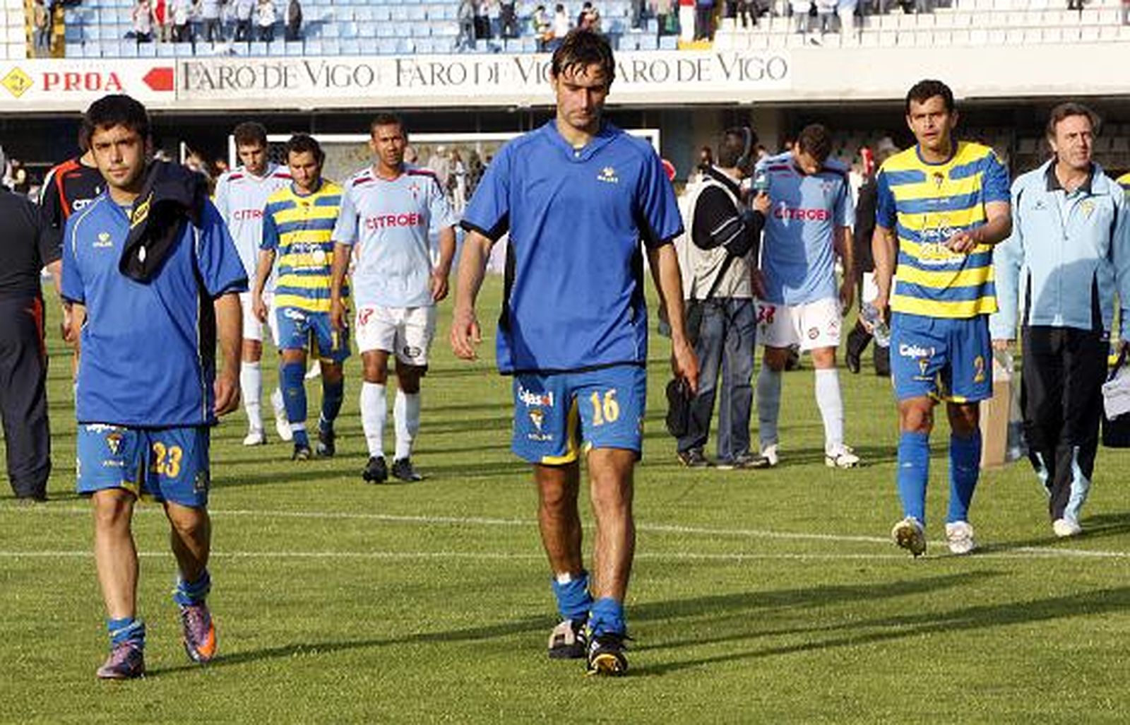 Fleurquin, Jaume y De la Cuesta se retiran del césped. 

Foto: LOF