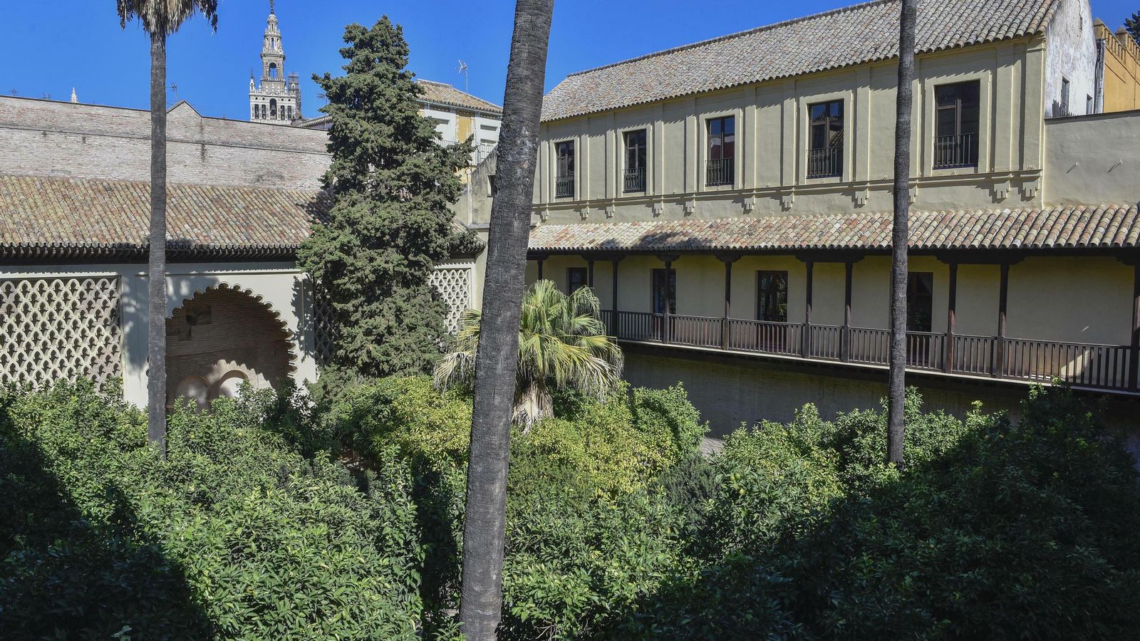 Vista parcial el patio con el pórtico norte, reconstruido con los restos islámicos en los años 80, al fondo.