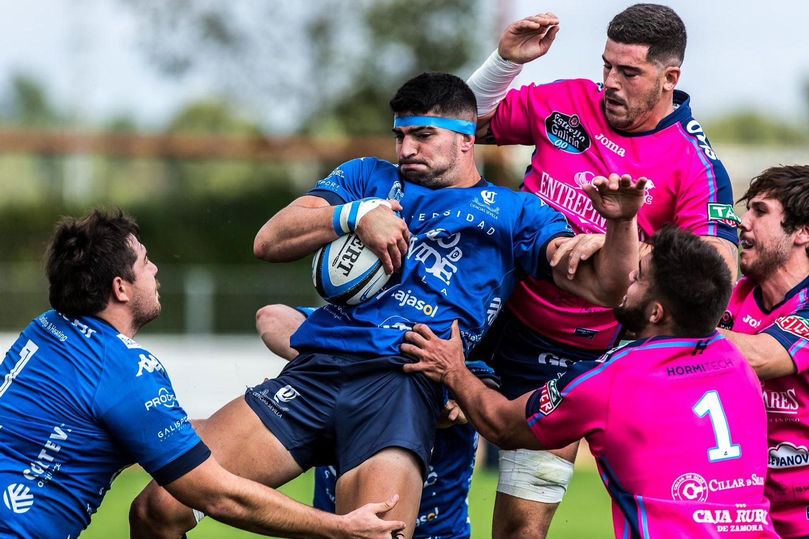 Un jugador del Ciencias  captura el oval tras una 'touch' durante el choque con el VRAC Entrepinares.