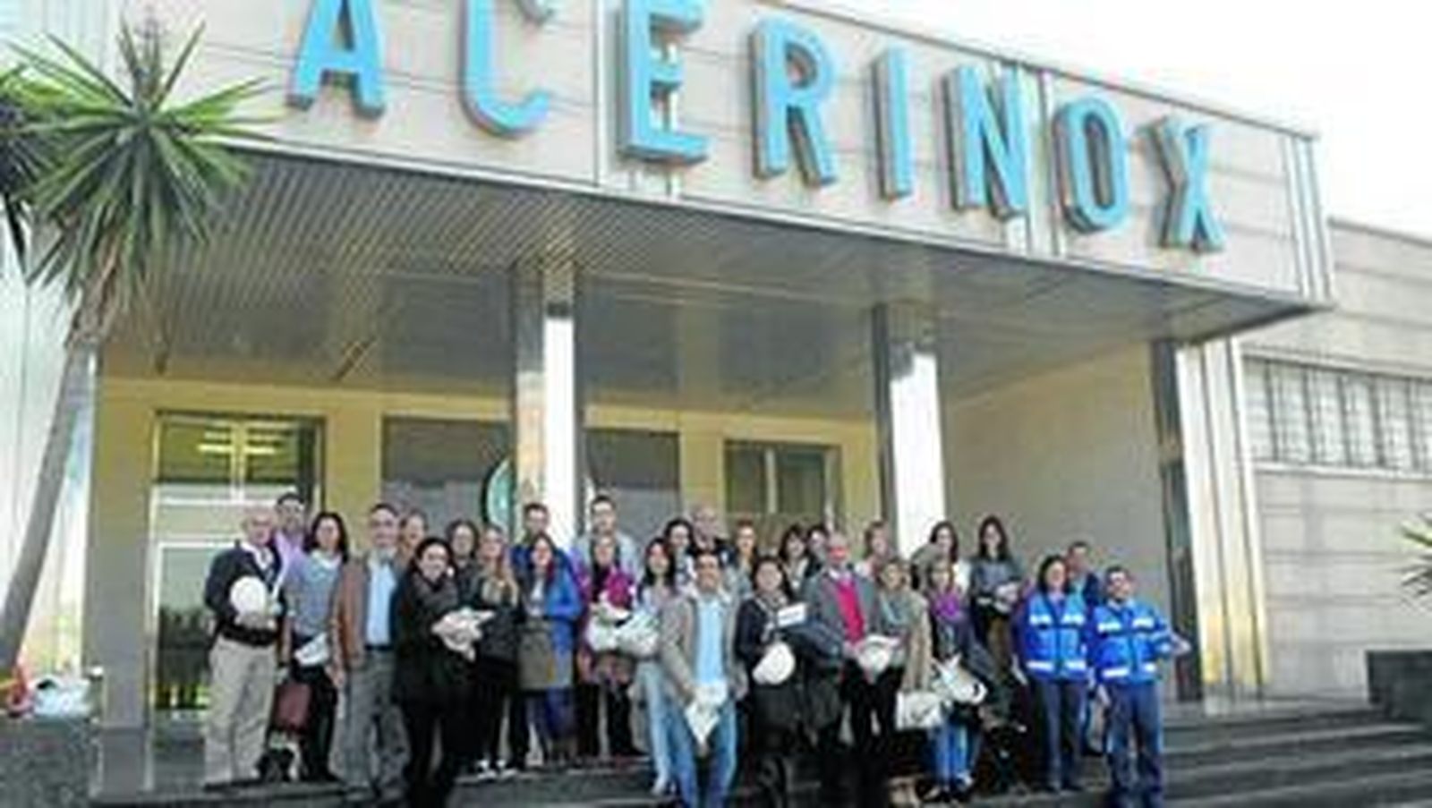 Imagen del grupo de médicos residentes en la puerta de la factoría de Palmones.