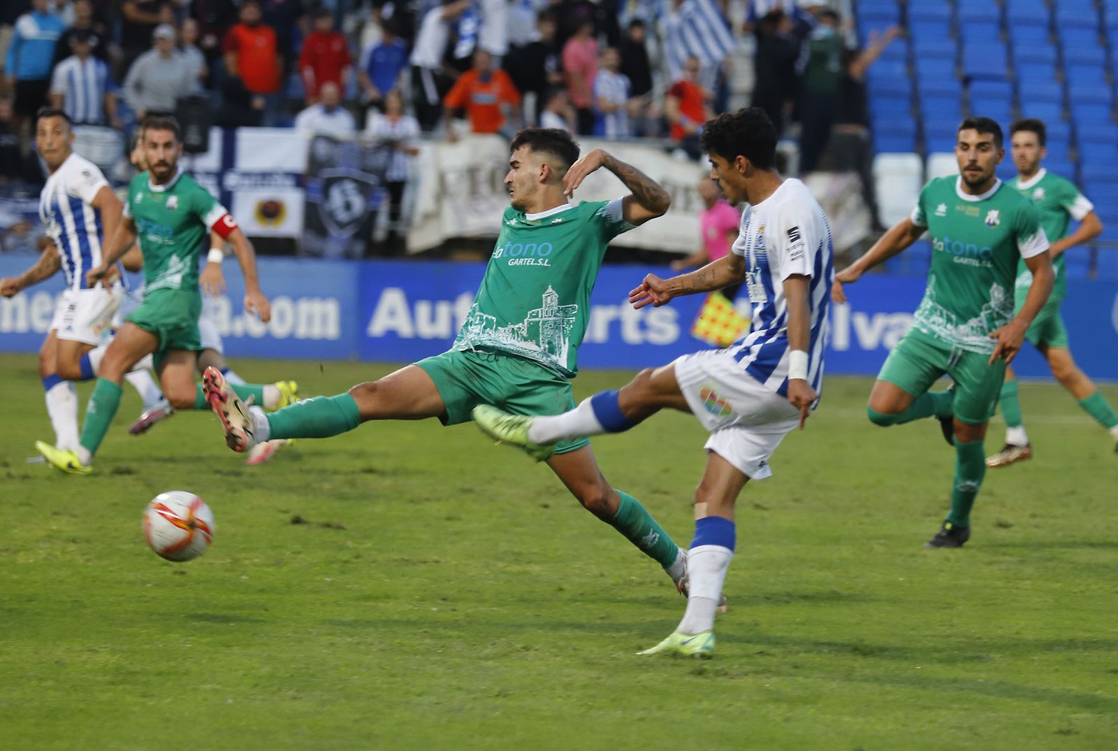 Un lance del Recreativo-Rota de la primera vuelta, que acabó con triunfo local.