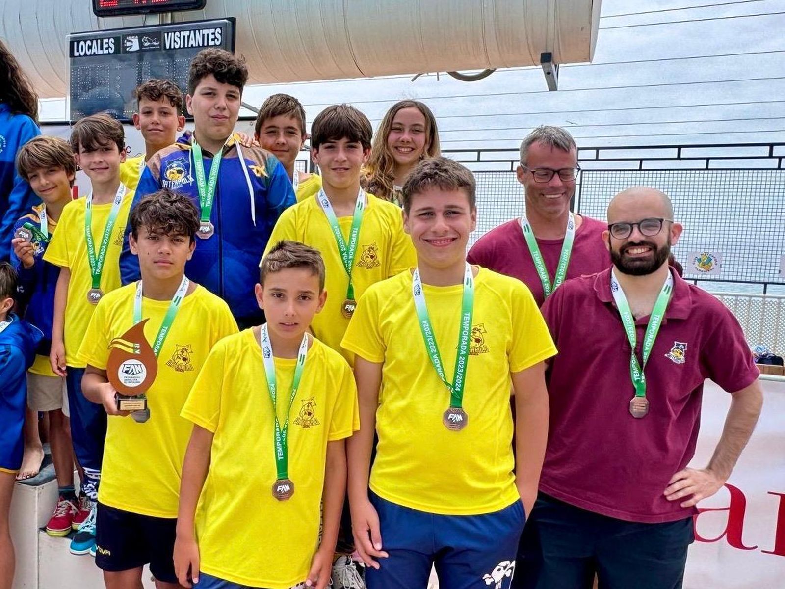 Jugadores y técnicos del Club Waterpolo Cádiz que acudió a Ceuta.