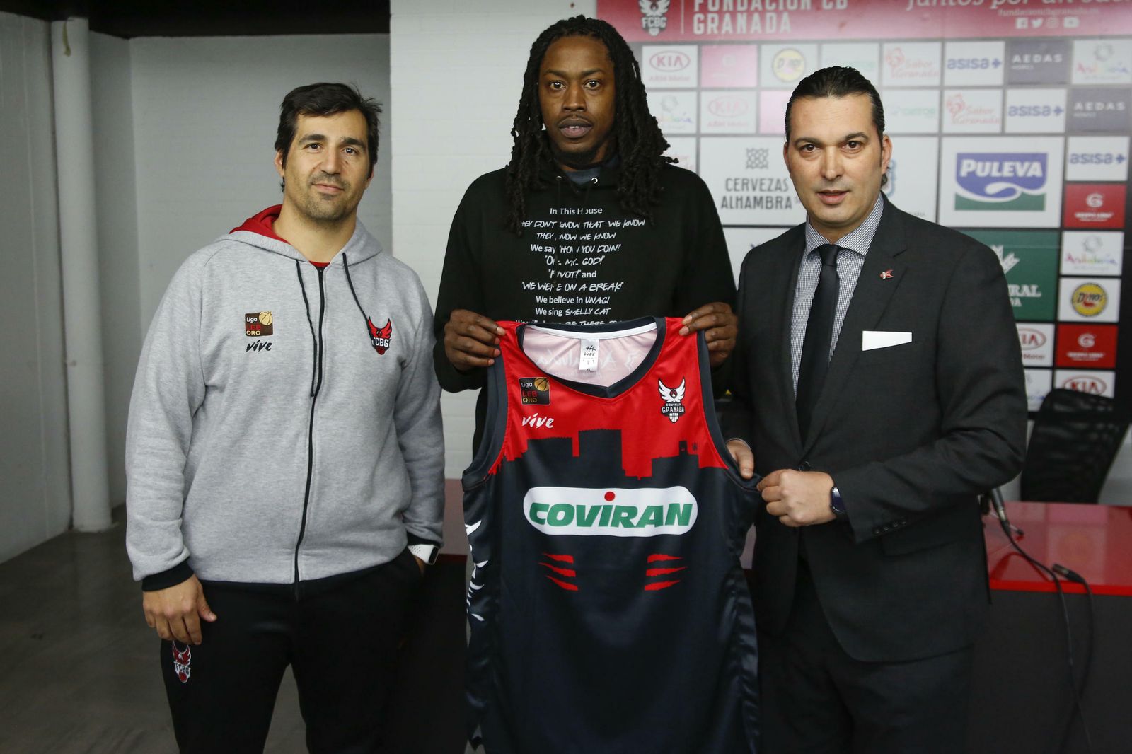 Mikal Riley, entre Pablo Pin y Óscar Fernández-Arenas