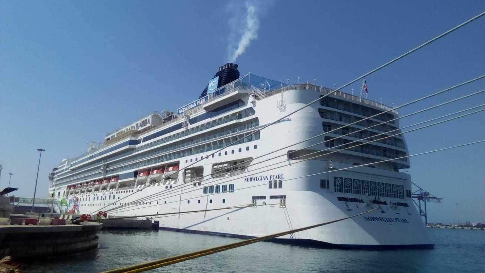 El ‘Norwegian Peal’ en el puerto de Málaga. El ‘Norwegian Peal’ en el puerto de Málaga.